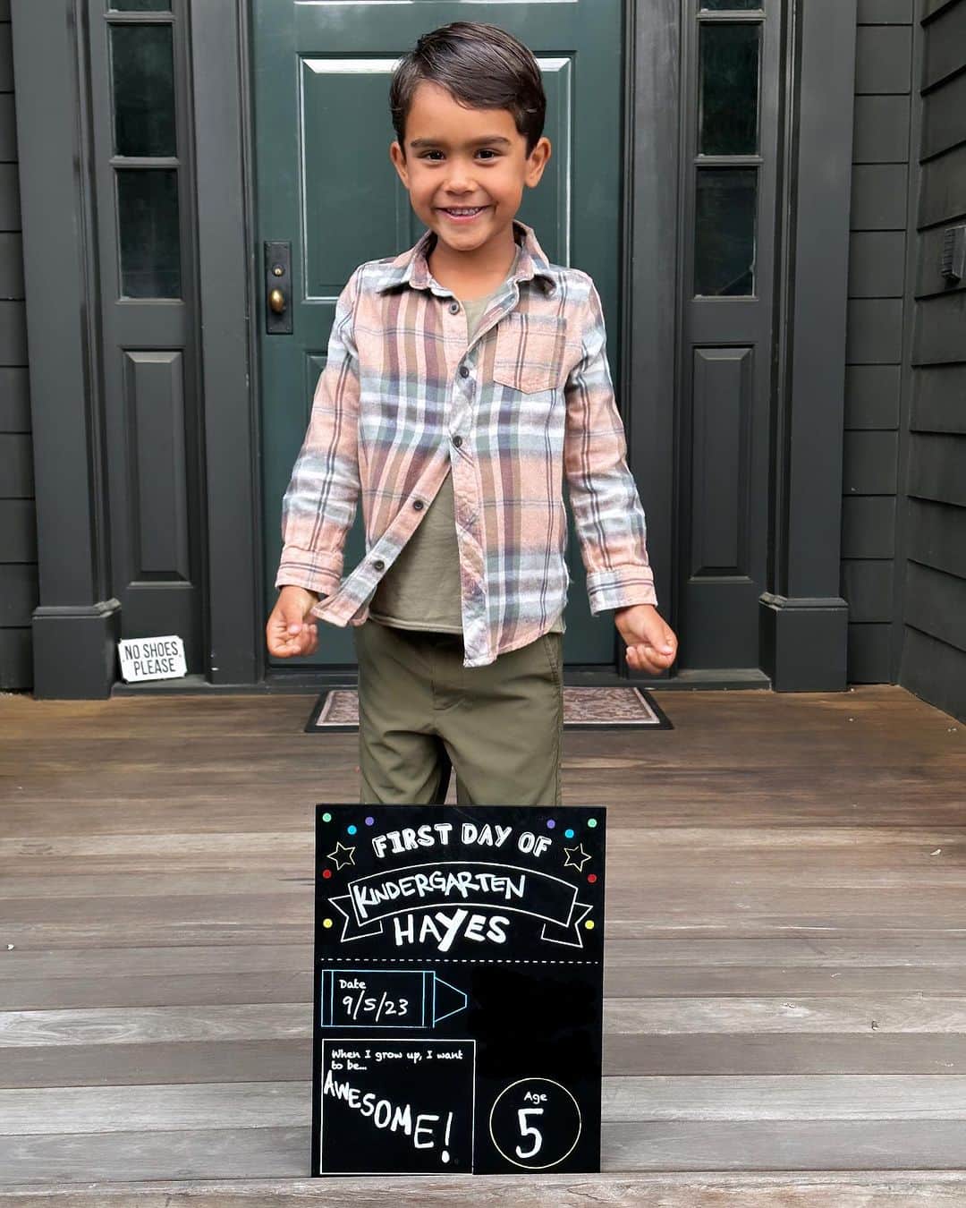 ジェシカ・アルバのインスタグラム：「Hayes’ first day of #kindergarten 🥹❤️ my handsome boy 😫💔😢… it’s just crazy how fast time has flown by. Still my baby.」