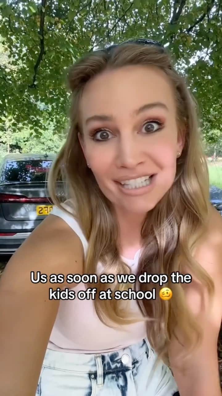 Anna Sacconeのインスタグラム：「Bad mums 🥴🤣 We love our kids really… but sometimes you just need to vent 🤪 @matthew_gray8 #badmoms #firstdayofschool #schooldropoff #momof4 #gaydad #bestfriends #besties」