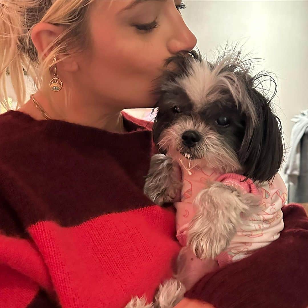 アシュレイ・ベンソンのインスタグラム：「Olive Anne loves Greek yogurt 🥰」