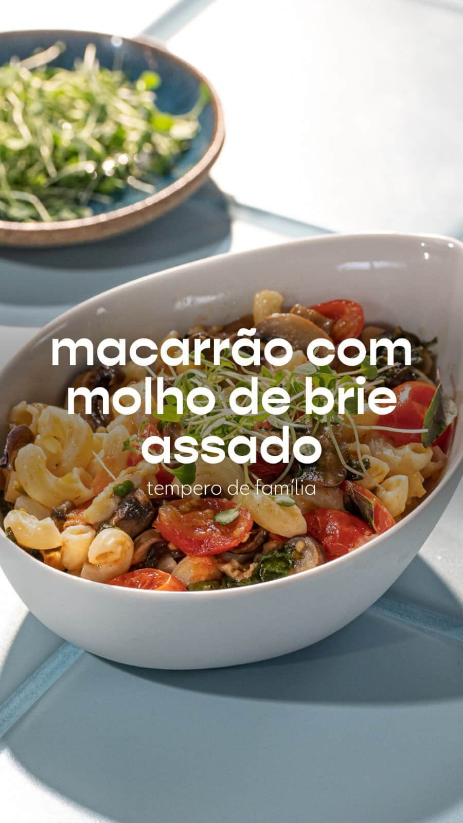 のインスタグラム：「RODRIGO HILBERT (@rodrigohilbert) e JULIETTE (@juliette) preparam um MACARRÃO AO MOLHO DE BRIE ASSADO | Tempero de Família, toda sexta-feira, às 21h30!   INGREDIETES: 200g de massa caracolino 300g de queijo Brie 150g de cogumelo Portobello fresco em laminas grosas 1 maço de espinafres (somente as folhas) 350g de tomate cereja cortado ao meio ½ maço de manjericão (somente as folhas) 50ml de azeite Sal e pimenta-do-reino a gosto Fio de azeite para finalizar Brotos de sua preferência para (decorar)  MODO DE PREPARO: Pré-aqueça o forno a 250°C. Com uma faca faça xadrez com cortes rasos por cima do queijo brie. Em uma assadeira coloque o queijo, o cogumelo , as folhas de espinafre, a metade do manjericão e os tomates. Tempere com sal e pimenta-do-reino a gosto e regue com o azeite. Leve ao forno para assar por 30 min. Enquanto isso coloque água abundante em uma panela e leve ao fogo até que ferva. Quando começar a ferver, coloque a massa e deixe cozinhar até que fique al-dente. Retire do fogo e descarte todo água. Retire a assadeira do forno, misture todos os ingredientes amassando e misturando tudo, até formar um molho. Junte a massa o restante das folhas de manjericão e misture. Finalize com brotos para decorar e fio de azeite. Sirva em seguida.  #macarrãoaomolhodebrieassado #rodrigohilbert #juliette #temperodefamílianognt #receitas」
