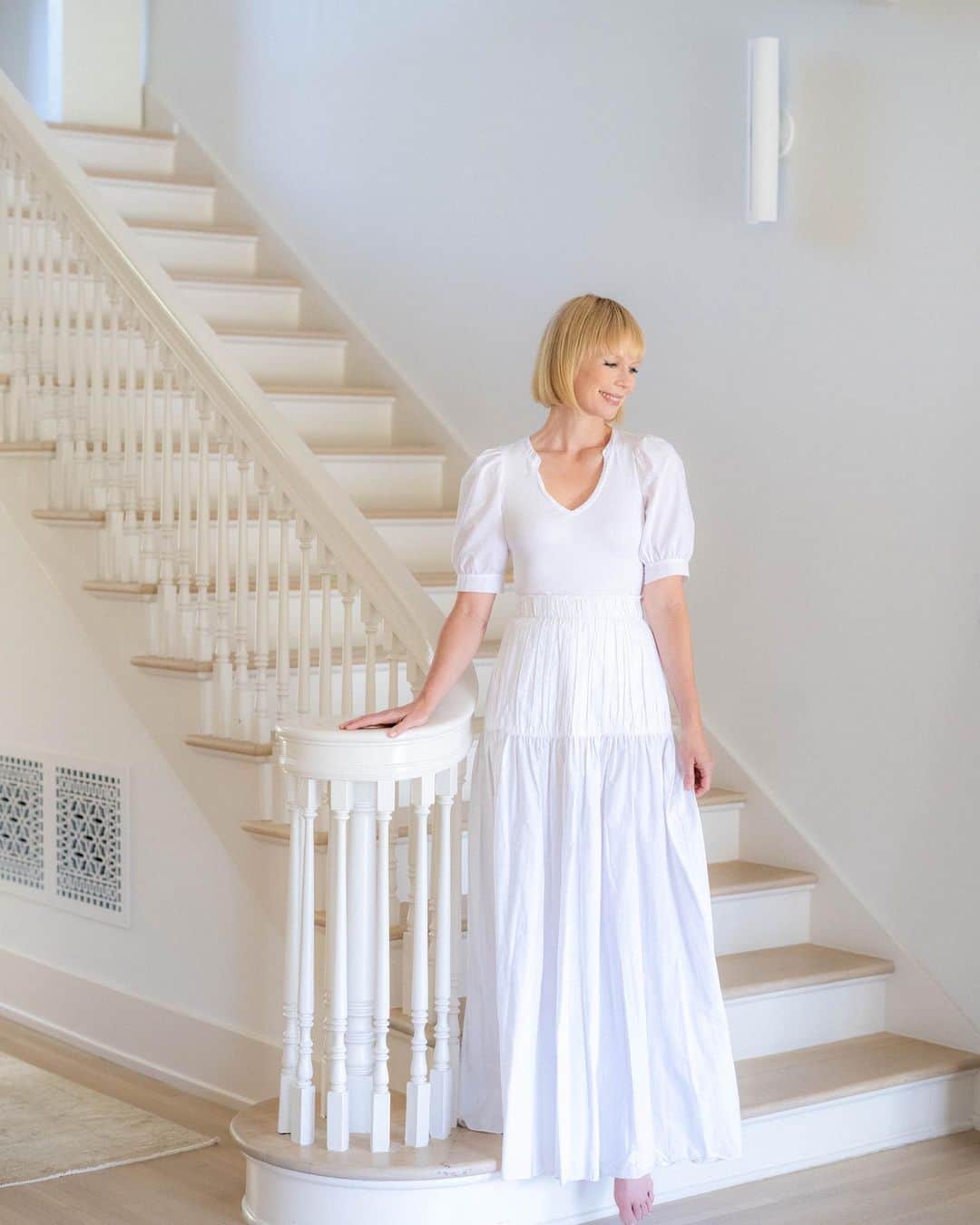 エリン フェザーストンのインスタグラム：「White after Labor Day? Definitely a yes for me! Love this tee from @nationltd 📷 @elizabethmessina styling @rikkimenlo glam @thebeautyandstyleconcierge」