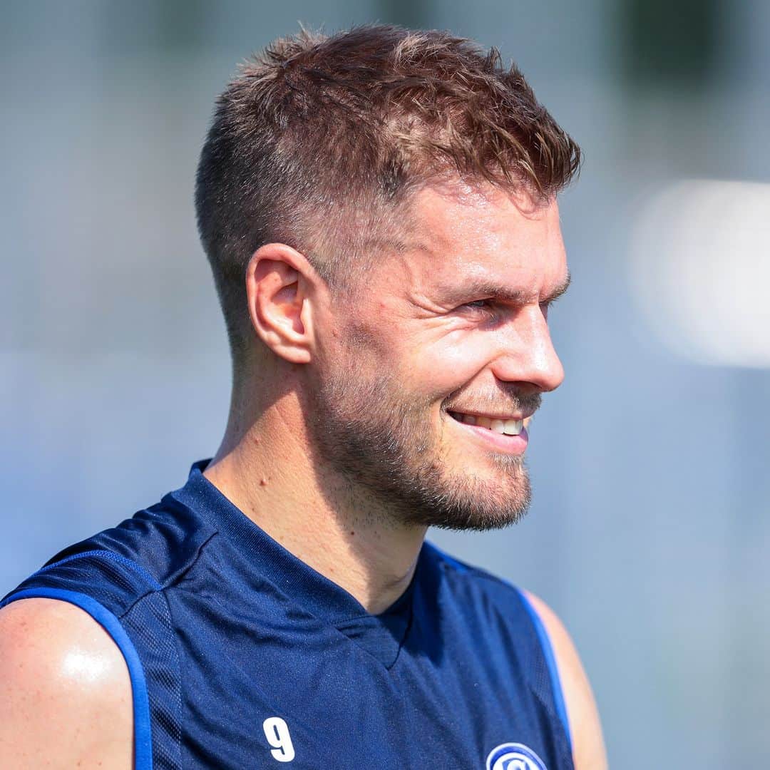 シャルケ04のインスタグラム：「Ackern für drei Punkte gegen Magdeburg! 👊🏽⚒️ . . #Schalke #S04 #Football #Soccer #Fußball #Futbol #Knappen #EinLebenLang #🔵⚪️」