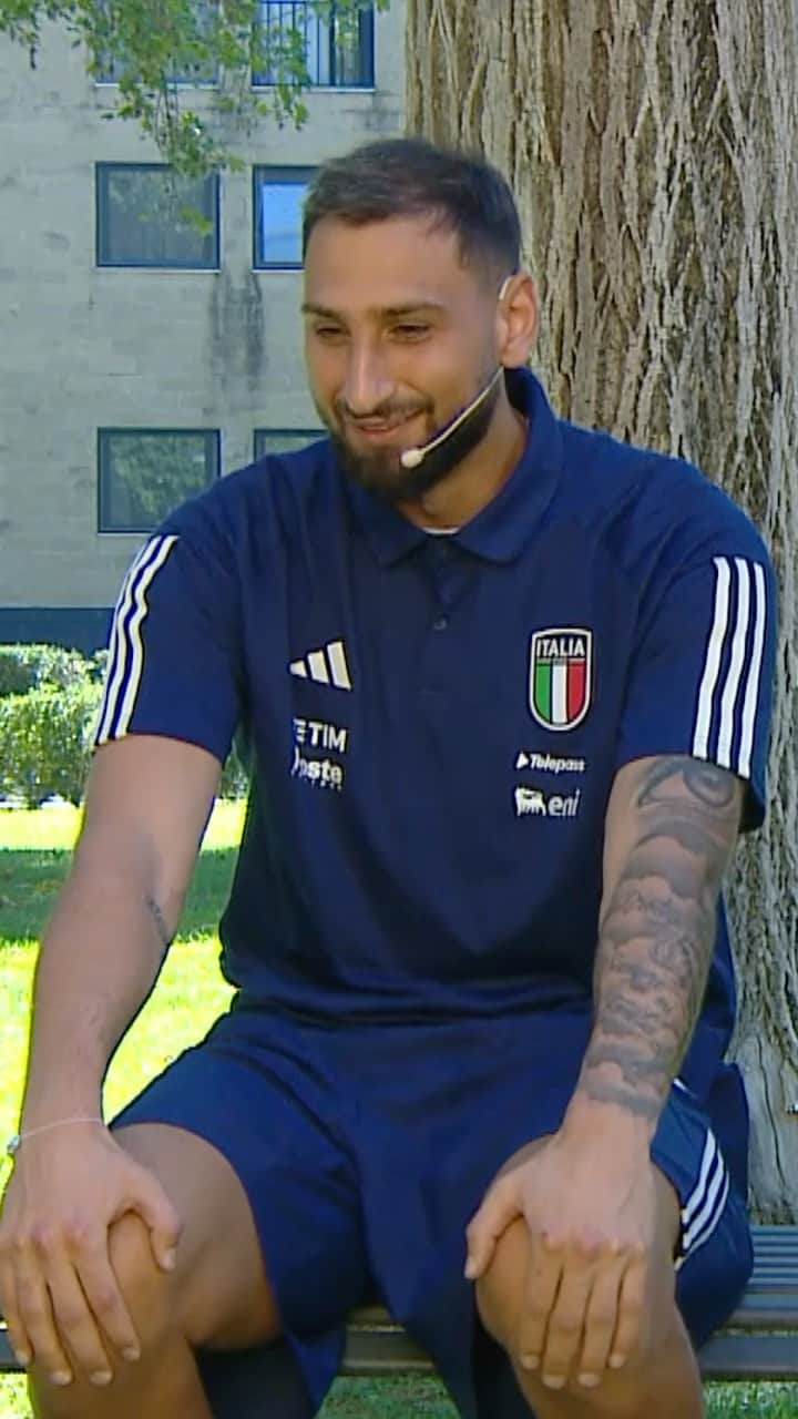 ジャンルイジ・ブッフォンのインスタグラム：「𝘼𝙯𝙯𝙪𝙧𝙧𝙞 𝙇𝙞𝙫𝙚 📹💙  Gigio, cos’hai imparato da Gigi? 🧤   #Nazionale 🇮🇹 #Azzurri #VivoAzzurro」