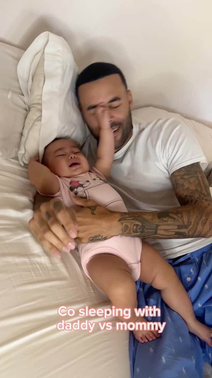 リアン Vのインスタグラム：「Co sleeping with daddy VS mommy 😂 @wearethebenjamins」