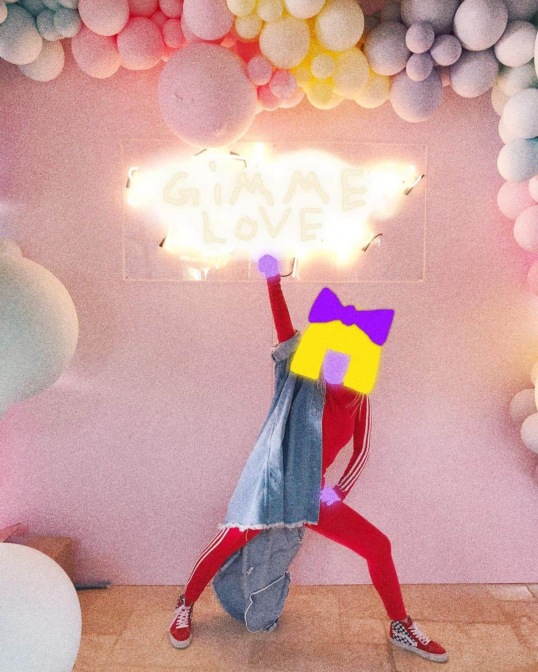 シーアさんのインスタグラム写真 - (シーアInstagram)「Gimme love, gimme love, gimme love, baby 💖💖💖 - Team Sia  [image description: Sia dances below balloons and a sign that says 'GIMME LOVE']」9月7日 2時00分 - siamusic