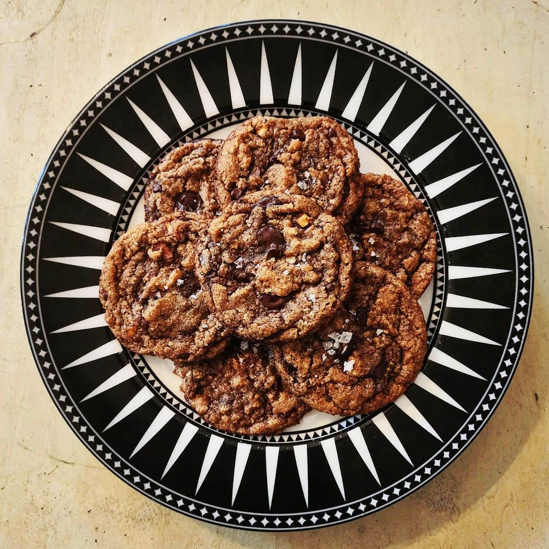 ガソリングラマーのインスタグラム：「PLANT BASED DOUBLE CHOCOLATE TOASTED GRAHAM CRACKER COOKIES 🍪🍫🌿🧂  @gasolinexkitchen #GASOLINEKITCHEN  #vegan #veganfood #whatveganseat #plantbased #vegetarian #VEGANGOOD #vegansofig #veganfoodie #foodie #plantbased #plantbasedfood #plantbasedfoodie  @gasolineglamour #GASOLINEGLAMOUR  #dessert  #vegandessert #veganbaking #BAKING  #COOKIES #VEGANCOOKIES #CHOCOLATECOOKIES  @vitacost organic #shilohfarms #pecans + rolled oats   @meltorganic #veganbutter   #grahamcrackers   @lotusbiscoffus #biscoffcookies  @maryjanesfarm organic unbleached vegan white flour   Baking soda   @maldonsalt sea salt flakes  @burlapandbarrel #royalcinnamon #cinnamonbernum #vanillapowder  @wholesomesweet dark brown sugar + cane sugar  flax egg  @nielsenmassey #tahitianvanilla   @enjoylifefoods semi sweet chocolate mini chips + semi sweet mega chunks + dark chocolate morsels  @caskatatableware marrakech dinner plate 🍽   Original recipe via @butternutbakery Veganized by me. I also did half and half Graham crackers + biscoff cookies.  This cookie recipe will change your life its mind blowing 🤯」