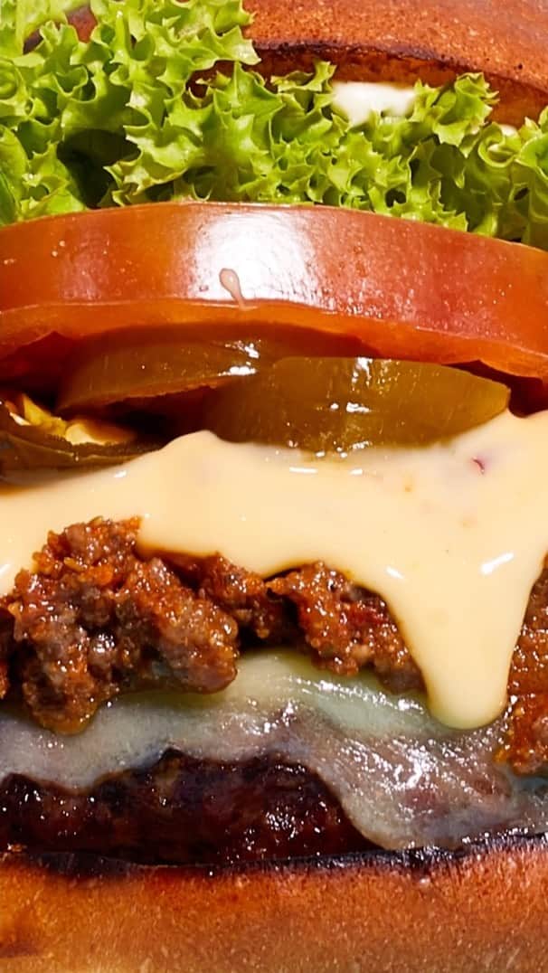 Kua 'Aina UKのインスタグラム：「Which burger gets your mouth watering? 😁 From homemade chilli beef topped with melted cheese to grilled halloumi and avocado, we’ve got every burger you could dream of 🤤  . . . . . . . . . . . . . . #surfsup #carnabystreet #kuaainauk #kuaaina #soho #londonrestaurant #foodporn #foodstagram #burgerrestaurant #carnabylondon」
