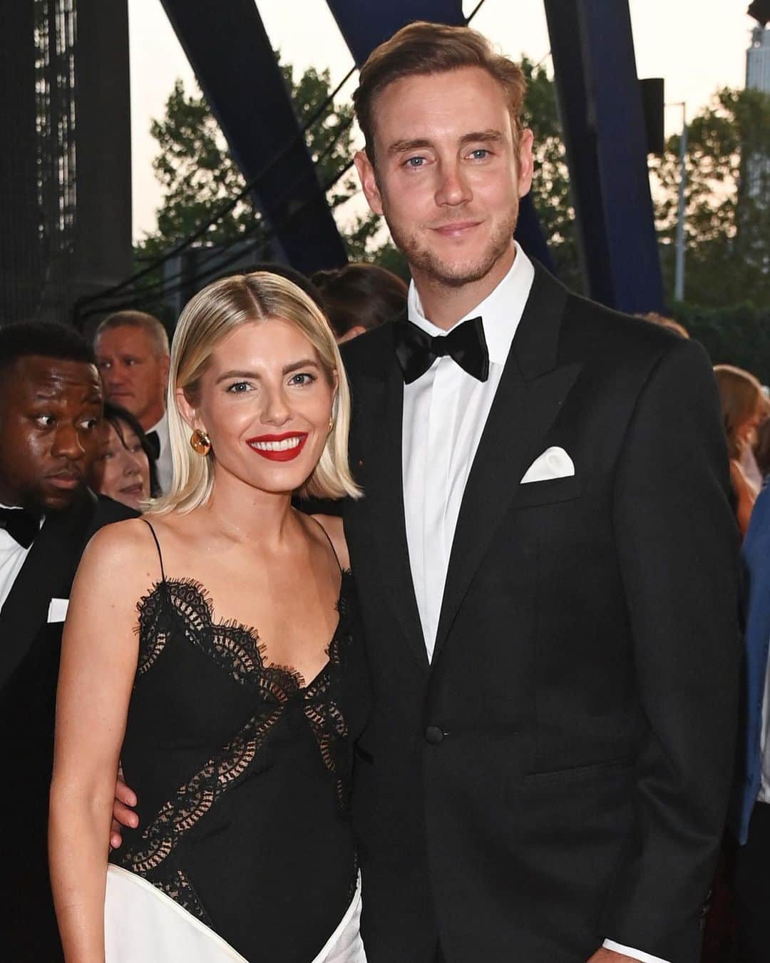 Mollie Kingのインスタグラム：「Date Night #NTAs ❤️  Dress - @victoriabeckham  Shoes and bag - @magdabutrym   📸 photo by @davebenett」
