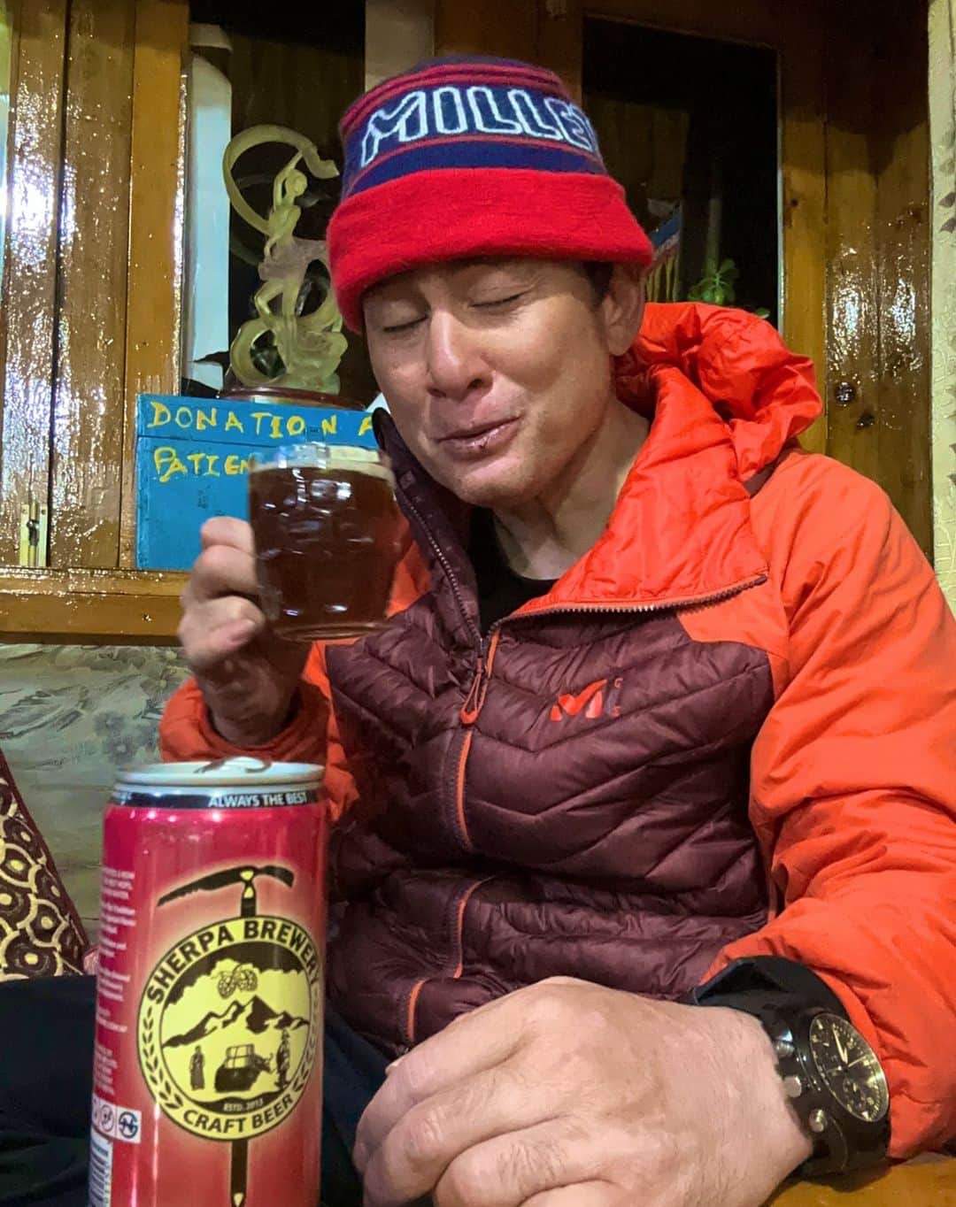 のインスタグラム：「一昨日、ゴーキョピークに登頂して、先程、ルクラに降りてきました。今日はクムジュンからルクラまで降りてきましたが、妙に疲れた。学生の頃は逆にルクラからクムジュンまで登っていたのに、あの頃と比べたら体力落ちたかも…。久々に見つけたシェルパビール(^.^) これが美味いんだ。  明日は間違いなく筋肉痛になるなぁ。ゴーキョから一気に降りすぎました…。明日、カトマンズ便が飛びますように。 そして、無事に離陸し、無事に飛行し、そして無事に着陸しますようにアーメン  ♯野口健 ♯ルクラ」