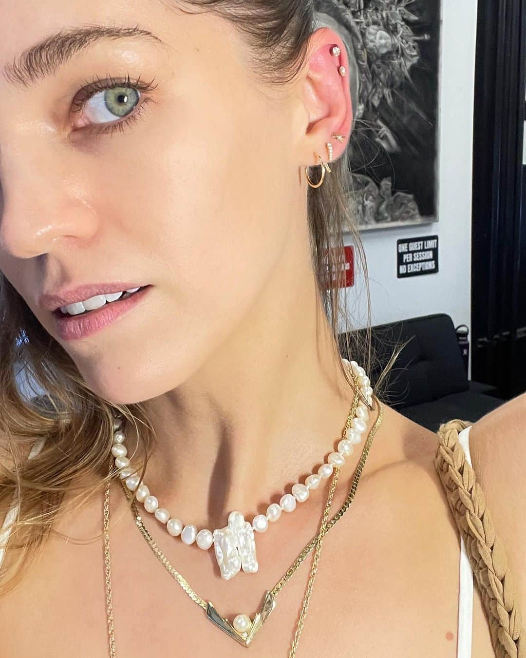 サマンサ・グラドヴィルさんのインスタグラム写真 - (サマンサ・グラドヴィルInstagram)「Took a stroll through the west village to visit my friends at @6skullsnyc and add some extra sparkle to my ear story ✨ Wearing my latest @samvarajewelry pearl necklace creation paired with a gold single-pearl necklace that was my late grandmother’s. Wearing it always reminds me that her vibrant soul and love live on through me 💫 Do you have any special stories connected to your jewelry? Would love to hear them in the comments 🫶 #samvarajewelry #wearsamvarayourway」9月7日 2時20分 - samgradoville