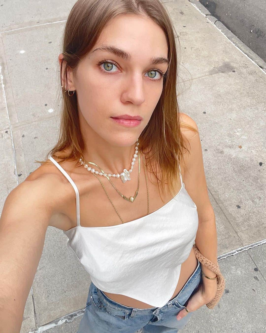 サマンサ・グラドヴィルのインスタグラム：「Took a stroll through the west village to visit my friends at @6skullsnyc and add some extra sparkle to my ear story ✨ Wearing my latest @samvarajewelry pearl necklace creation paired with a gold single-pearl necklace that was my late grandmother’s. Wearing it always reminds me that her vibrant soul and love live on through me 💫 Do you have any special stories connected to your jewelry? Would love to hear them in the comments 🫶 #samvarajewelry #wearsamvarayourway」