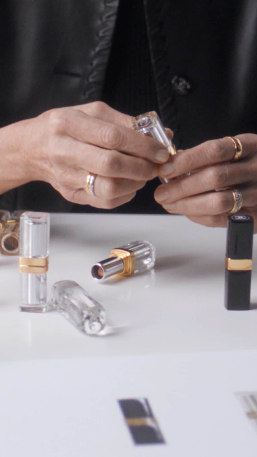 のインスタグラム：「31 LE ROUGE. An object of design.   The first lipstick to be presented in a square, faceted glass case, new 31 LE ROUGE is a true technical feat. Like a diamond, the gleam of the metal reflects off the glass sides, which are set with a golden-hued metal ring. CHANEL employed all of its expertise in high perfumery to overcome the challenges associated with creating a glass lipstick case that is both exceptionally thin and extraordinarily durable for a product of its kind, a process that took 4 years to complete.   #31LeRouge #CHANELMakeup」