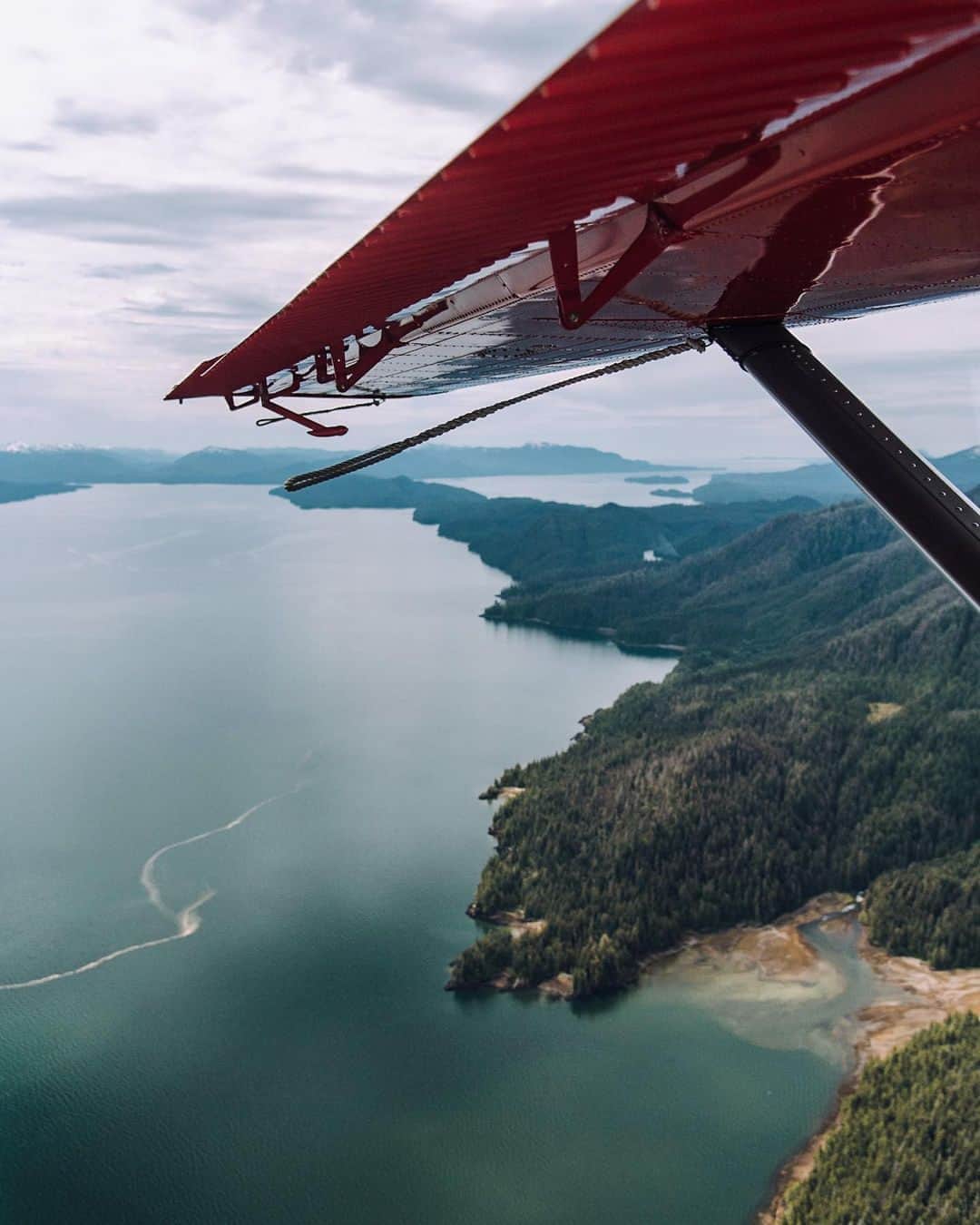 Visit The USAさんのインスタグラム写真 - (Visit The USAInstagram)「An epic, remote, and idyllic escape in the USA? Keep scrolling and reading (and daydreaming!) for a life-changing trip to Ketchikan, Alaska. 🤩  Keep these recommendations on the top of your to-do list to experience the most amazing vacation:  🚶 Wander amid the totems at Totem Bight State Historical Park 🚁 See the Misty Fjords National Monument from above on a flightseeing tour  🛍️ Explore the shops, restaurants and museums in historic Creek Street 🎣 Go salmon fishing in Tongass National Forest 🥾 Hike to the top of Deer Mountain 🪓 See the mindblowing Great Alaskan Lumberjack Show  ⛴️To get here, fly into Ketchikan International Airport and take a short ferry ride to Ketchikan 📅Plan your trip for spring or summer for the best weather  📸: @jasminealley  #VisitTheUSA #TravelAlaska #AlaskaPhotography #GoExplore #AdventureTime」9月7日 2時30分 - visittheusa