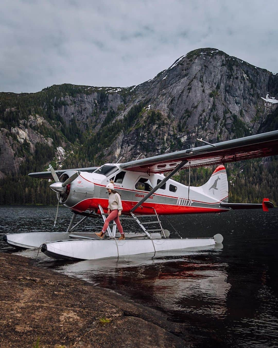 Visit The USAさんのインスタグラム写真 - (Visit The USAInstagram)「An epic, remote, and idyllic escape in the USA? Keep scrolling and reading (and daydreaming!) for a life-changing trip to Ketchikan, Alaska. 🤩  Keep these recommendations on the top of your to-do list to experience the most amazing vacation:  🚶 Wander amid the totems at Totem Bight State Historical Park 🚁 See the Misty Fjords National Monument from above on a flightseeing tour  🛍️ Explore the shops, restaurants and museums in historic Creek Street 🎣 Go salmon fishing in Tongass National Forest 🥾 Hike to the top of Deer Mountain 🪓 See the mindblowing Great Alaskan Lumberjack Show  ⛴️To get here, fly into Ketchikan International Airport and take a short ferry ride to Ketchikan 📅Plan your trip for spring or summer for the best weather  📸: @jasminealley  #VisitTheUSA #TravelAlaska #AlaskaPhotography #GoExplore #AdventureTime」9月7日 2時30分 - visittheusa