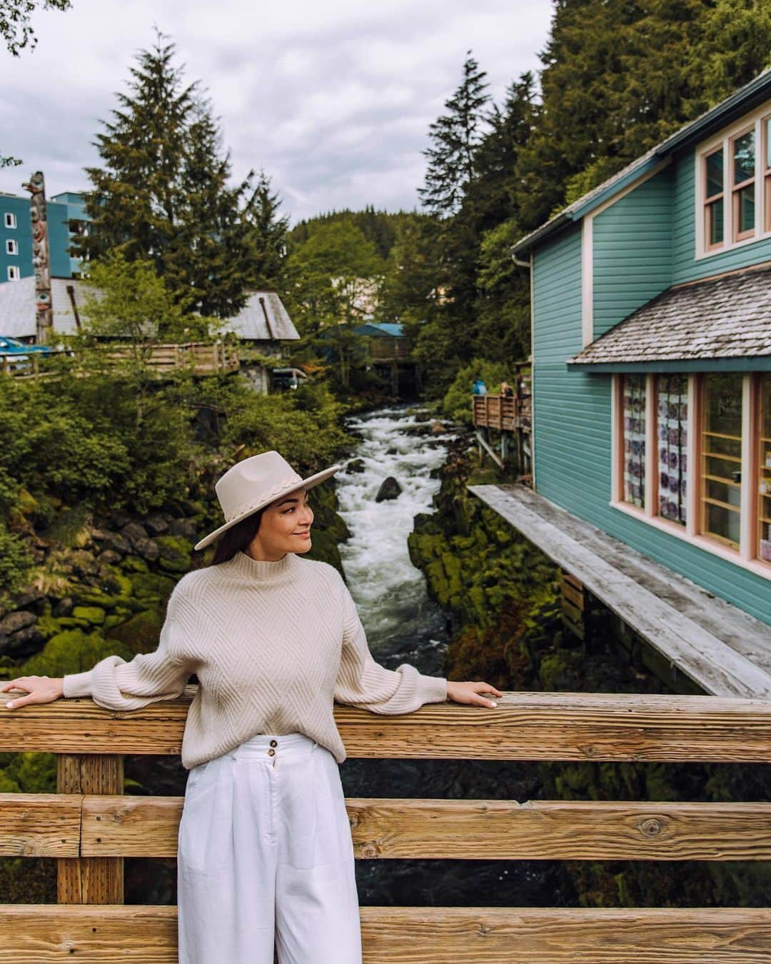 Visit The USAさんのインスタグラム写真 - (Visit The USAInstagram)「An epic, remote, and idyllic escape in the USA? Keep scrolling and reading (and daydreaming!) for a life-changing trip to Ketchikan, Alaska. 🤩  Keep these recommendations on the top of your to-do list to experience the most amazing vacation:  🚶 Wander amid the totems at Totem Bight State Historical Park 🚁 See the Misty Fjords National Monument from above on a flightseeing tour  🛍️ Explore the shops, restaurants and museums in historic Creek Street 🎣 Go salmon fishing in Tongass National Forest 🥾 Hike to the top of Deer Mountain 🪓 See the mindblowing Great Alaskan Lumberjack Show  ⛴️To get here, fly into Ketchikan International Airport and take a short ferry ride to Ketchikan 📅Plan your trip for spring or summer for the best weather  📸: @jasminealley  #VisitTheUSA #TravelAlaska #AlaskaPhotography #GoExplore #AdventureTime」9月7日 2時30分 - visittheusa