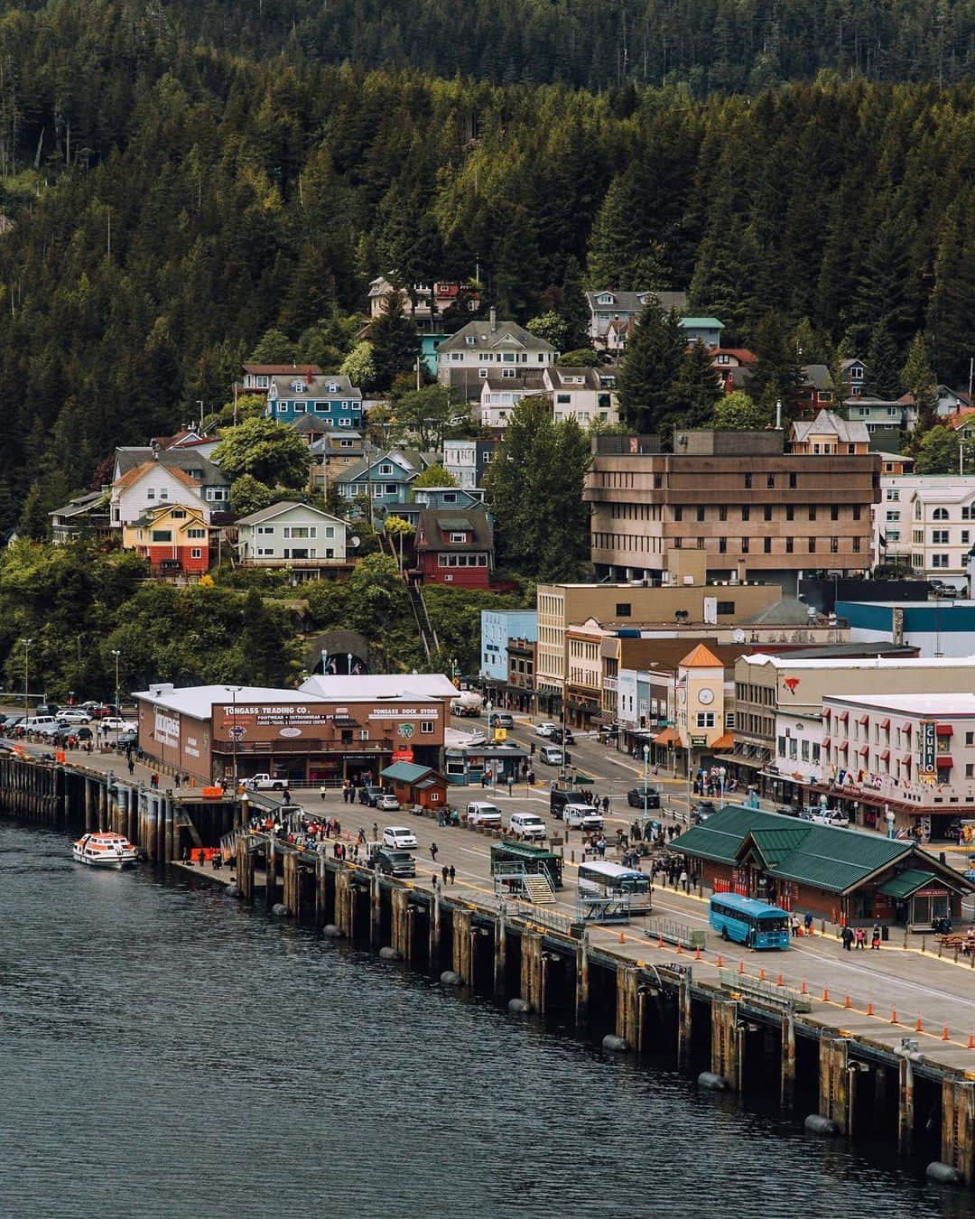 Visit The USAさんのインスタグラム写真 - (Visit The USAInstagram)「An epic, remote, and idyllic escape in the USA? Keep scrolling and reading (and daydreaming!) for a life-changing trip to Ketchikan, Alaska. 🤩  Keep these recommendations on the top of your to-do list to experience the most amazing vacation:  🚶 Wander amid the totems at Totem Bight State Historical Park 🚁 See the Misty Fjords National Monument from above on a flightseeing tour  🛍️ Explore the shops, restaurants and museums in historic Creek Street 🎣 Go salmon fishing in Tongass National Forest 🥾 Hike to the top of Deer Mountain 🪓 See the mindblowing Great Alaskan Lumberjack Show  ⛴️To get here, fly into Ketchikan International Airport and take a short ferry ride to Ketchikan 📅Plan your trip for spring or summer for the best weather  📸: @jasminealley  #VisitTheUSA #TravelAlaska #AlaskaPhotography #GoExplore #AdventureTime」9月7日 2時30分 - visittheusa