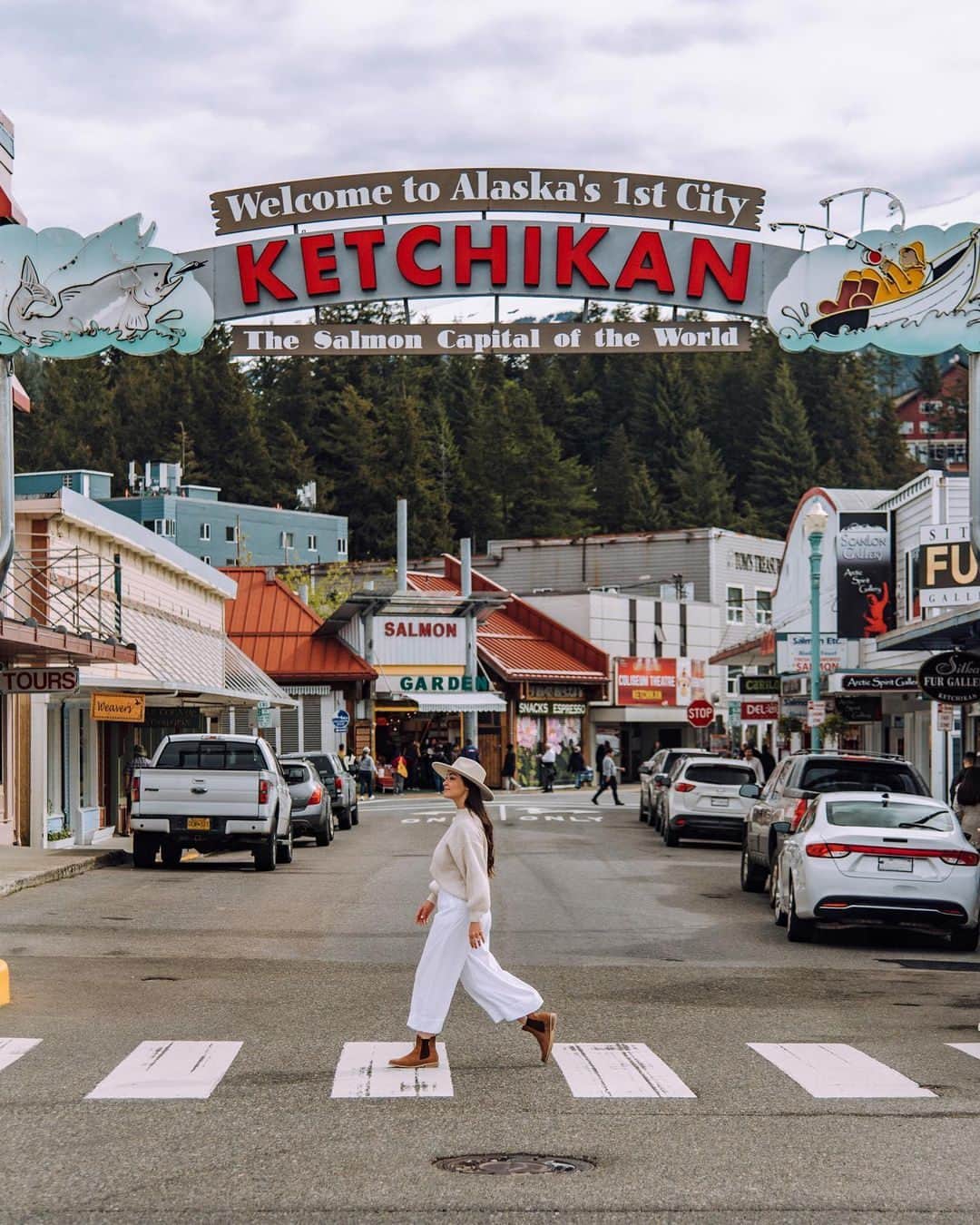 Visit The USAのインスタグラム：「An epic, remote, and idyllic escape in the USA? Keep scrolling and reading (and daydreaming!) for a life-changing trip to Ketchikan, Alaska. 🤩  Keep these recommendations on the top of your to-do list to experience the most amazing vacation:  🚶 Wander amid the totems at Totem Bight State Historical Park 🚁 See the Misty Fjords National Monument from above on a flightseeing tour  🛍️ Explore the shops, restaurants and museums in historic Creek Street 🎣 Go salmon fishing in Tongass National Forest 🥾 Hike to the top of Deer Mountain 🪓 See the mindblowing Great Alaskan Lumberjack Show  ⛴️To get here, fly into Ketchikan International Airport and take a short ferry ride to Ketchikan 📅Plan your trip for spring or summer for the best weather  📸: @jasminealley  #VisitTheUSA #TravelAlaska #AlaskaPhotography #GoExplore #AdventureTime」