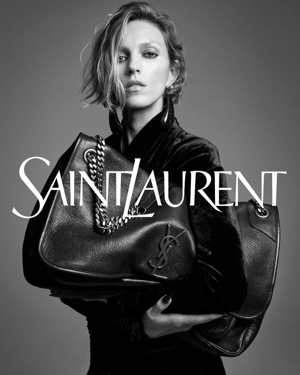 アニヤ・ルービックのインスタグラム：「@ysl @anthonyvaccarello   by @graysorrenti 🖤」