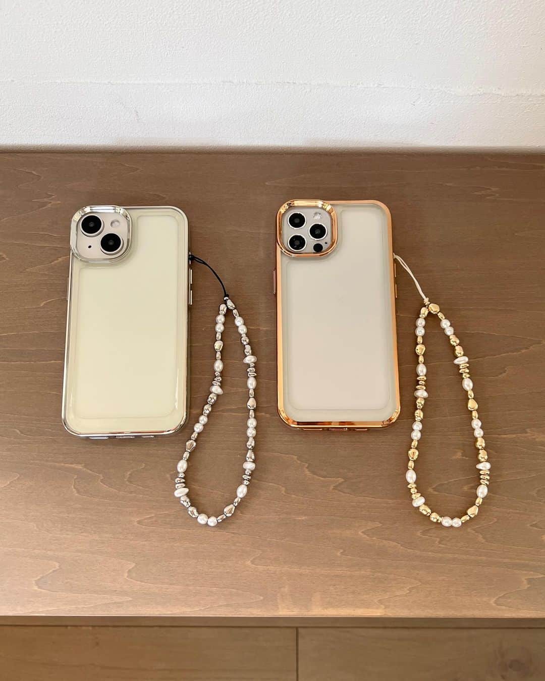 Me%のインスタグラム：「画像をタップして詳細を☑️ ⁡ NEW ARRIVAL ⁡ ご予約で人気だったビーズストラップが入荷しました✨  スマホケースの電源ボタン口などに通して トレンド感のあるカスタムをお楽しみください◎ ⁡ WEBストアは Me%(@me_percent )の プロフィールのURLからご覧いただけます🔍 ＿＿＿＿＿＿＿＿＿＿＿＿＿＿＿ ⁡ #mepercent#me_percent#ミィパーセント#ミーパーセント#スマホケース#iPhoneケース#アイフォンケース#クリアケース#スマホストラップ#スマホチェーン#モバイルストラップ#モバイルチェーン#クリアケース#透明ケース#ショルダースマホケース#ショルダーケース#ストラップ付きiphoneケース#パールショルダーストラップ#チェーンショルダー#チェーンストラップ#ハンドルストラップ#ハンドストラップ#携帯ストラップ#スマホストラップ#パールストラップ#ハート」