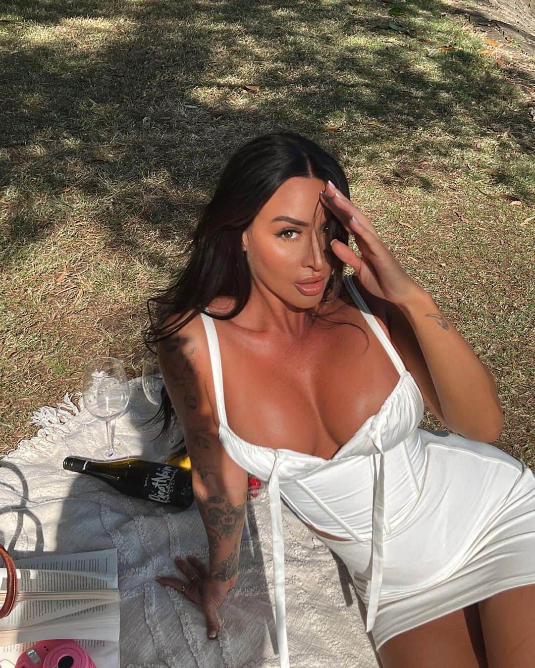 Steph Paccaさんのインスタグラム写真 - (Steph PaccaInstagram)「wasn’t actually reading my book」9月6日 17時39分 - steph_paccaa