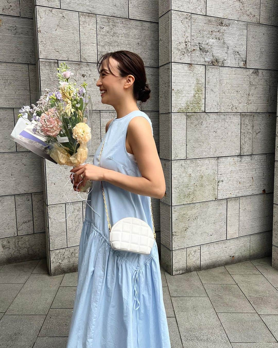 里見茜さんのインスタグラム写真 - (里見茜Instagram)「特別な日じゃなくても、 お花を貰えるのは凄く嬉しい。💐  家に花が飾ってあるだけでなんだか癒されて、家の雰囲気も気持ちも明るくなるから☺️🫧  #とあるお仕事で ♡ #ありがとうございました  #花のある暮らし」9月6日 17時33分 - satomiakane