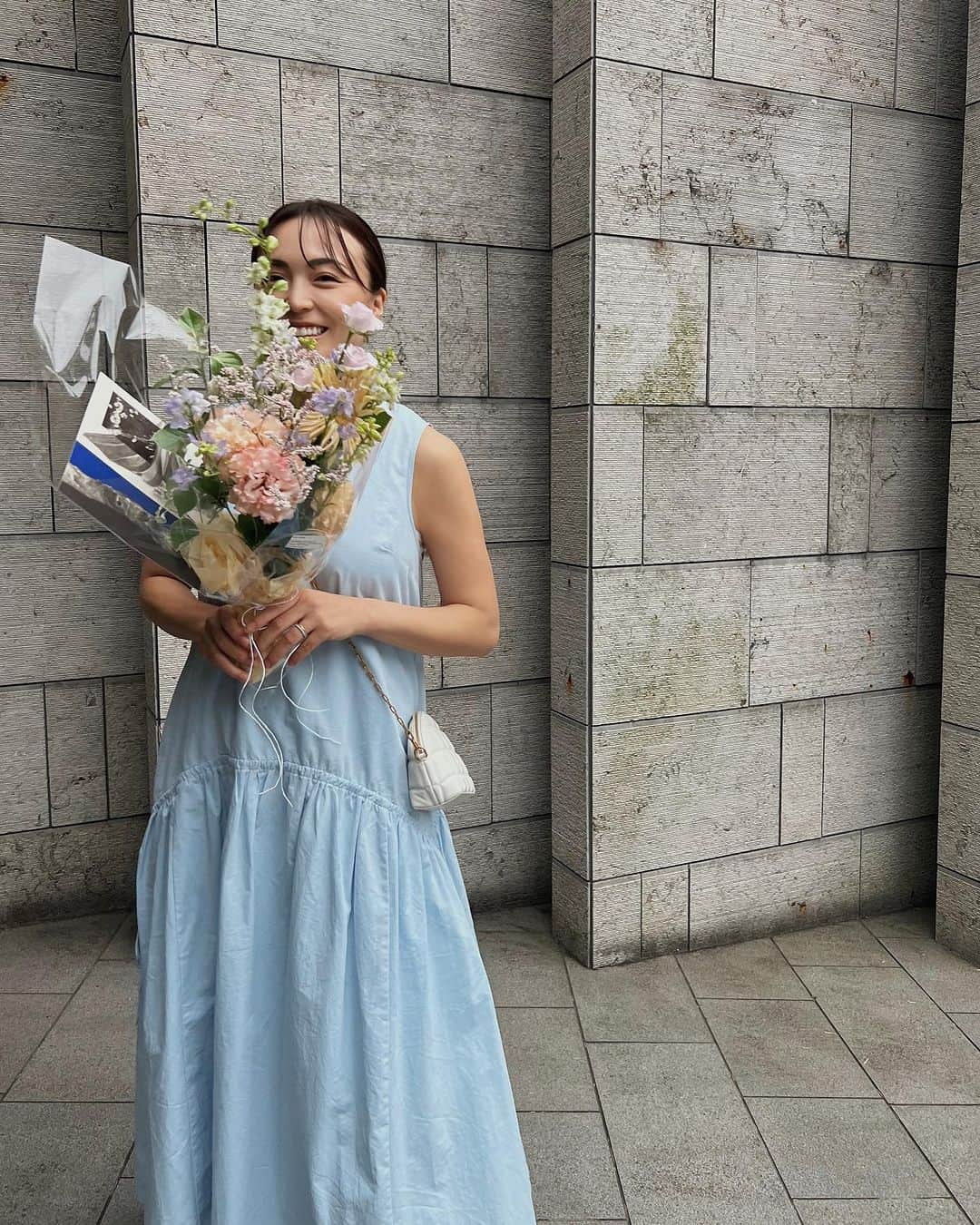 里見茜さんのインスタグラム写真 - (里見茜Instagram)「特別な日じゃなくても、 お花を貰えるのは凄く嬉しい。💐  家に花が飾ってあるだけでなんだか癒されて、家の雰囲気も気持ちも明るくなるから☺️🫧  #とあるお仕事で ♡ #ありがとうございました  #花のある暮らし」9月6日 17時33分 - satomiakane