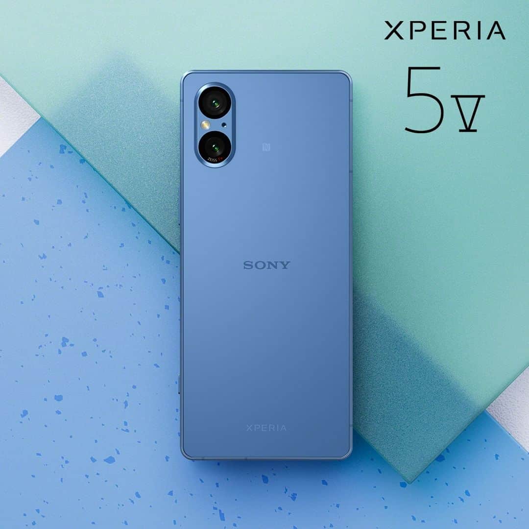 Sony Mobileさんのインスタグラム写真 - (Sony MobileInstagram)「From tranquil Platinum Silver to fresh and playful Blue, pick and mix from three colours with #Xperia5V.  #Sony #Xperia #SonyXperia #NextGenSensor #NewPhoneNewMe #3in2」9月6日 17時34分 - sonyxperia