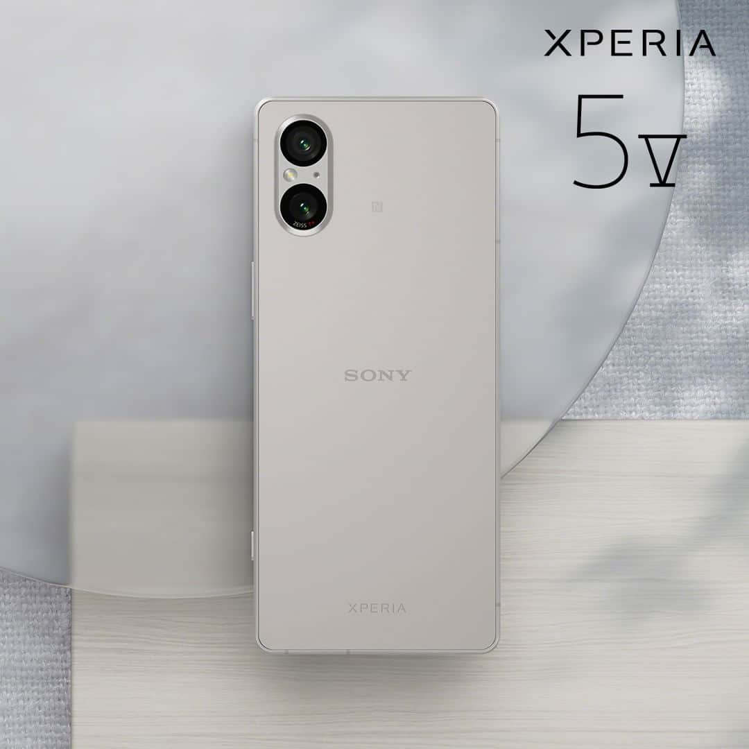 Sony Mobileさんのインスタグラム写真 - (Sony MobileInstagram)「From tranquil Platinum Silver to fresh and playful Blue, pick and mix from three colours with #Xperia5V.  #Sony #Xperia #SonyXperia #NextGenSensor #NewPhoneNewMe #3in2」9月6日 17時34分 - sonyxperia