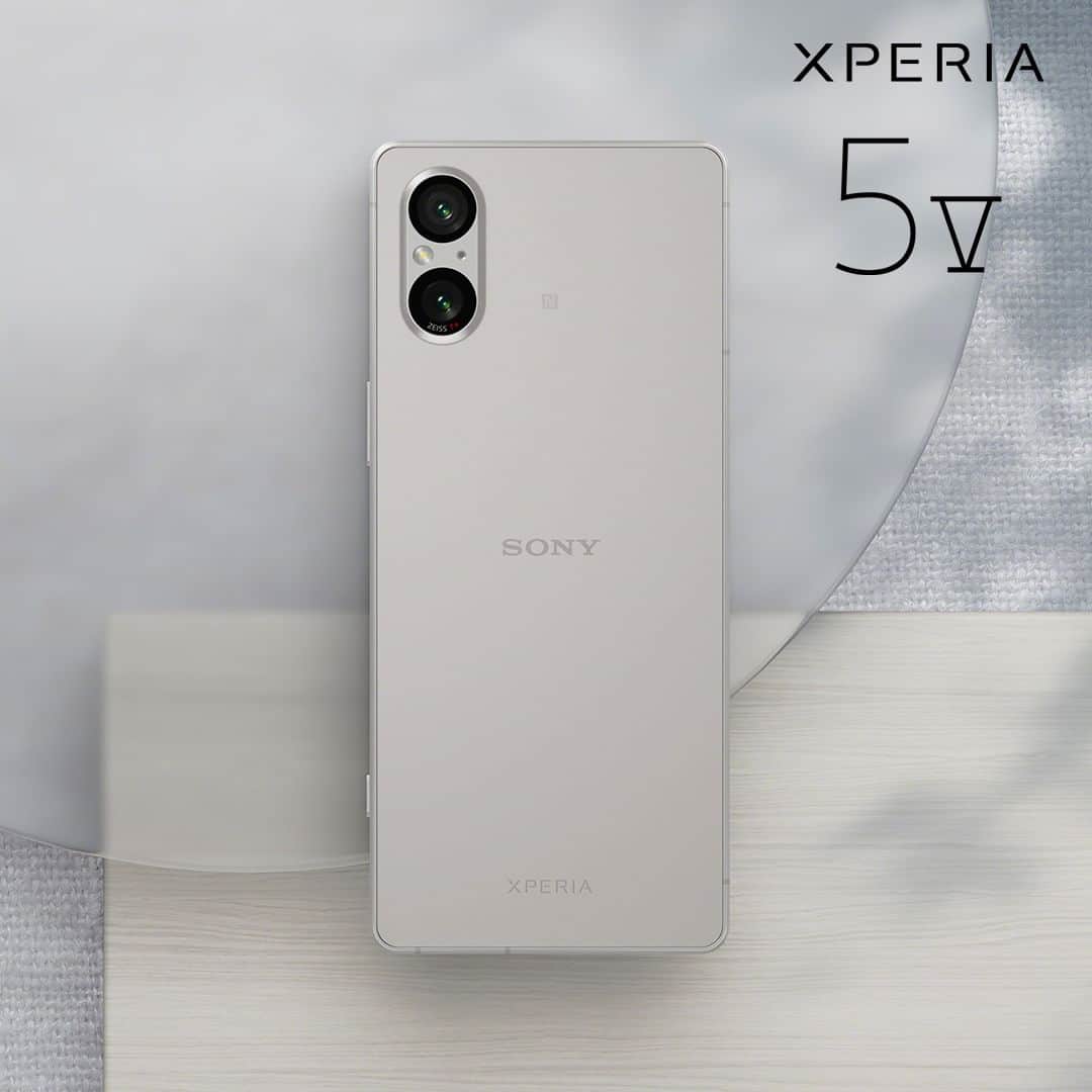 Sony Mobileのインスタグラム：「From tranquil Platinum Silver to fresh and playful Blue, pick and mix from three colours with #Xperia5V.  #Sony #Xperia #SonyXperia #NextGenSensor #NewPhoneNewMe #3in2」