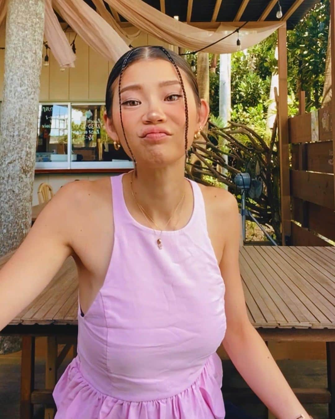 のインスタグラム：「珍しくピンク色に 触角の生えた花澤🌸🌸🌸 awichみたいでしょ？ とか言いながらお店で仕込みを終わらせて 夜はグランドスラムに遊びに行ってきました💕💕↓ @grandslam_ishigaki 思いっきり二日酔いだけど、 今日からまたランチ営業スタートなので 張り切ってお店開けたのに、 この前の台風よりも強い大雨☔️ かなり長い時間強く降ったので こりゃ降参だよ🤣🤣🤣🤣 まいった、まいった❤️ ※ふりふりピンクは @zara のタンクトップです🎀 #三つ編み #zara #甘めコーデ #ふりふりタンク #ピンクコーデ #awich #bgirl #ヘアアレンジ #zaraコーデ #ishigaki #okinawa #石垣島 #沖縄 #コーデ」