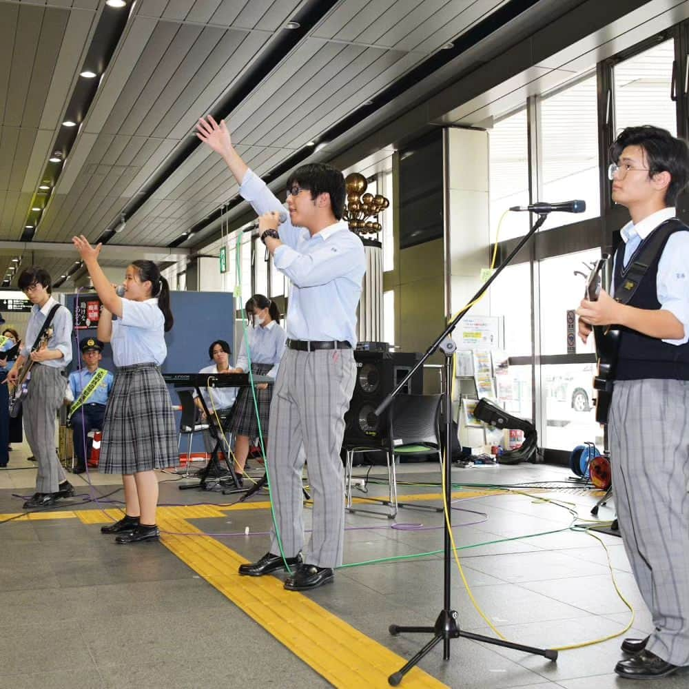 大阪府警察さんのインスタグラム写真 - (大阪府警察Instagram)「【鉄道施設の安全を守る】 大阪府警察鉄道警察隊は、令和5年9月4日、JR西日本新大阪駅の千成びょうたん前で合同セレモニーを開催しました。  鉄道警察隊では、令和5年9月4日から13日までの間、大阪府鉄道警察連絡協議会に加盟する各鉄道事業者の駅13駅周辺において、列車内における痴漢等性犯罪の撲滅を目的に、「列車内安全活動強化期間」に伴う啓発活動を実施します。  #大阪府警察公式 #大阪府警察 #大阪府警 #府警 #警察 #おまわりさん #鉄道警察隊 #英真学園高等学校 #列車内安全活動強化期間 #啓発活動 #新大阪駅 #千成びょうたん前 #府民を守る」9月6日 17時48分 - fukei_koho