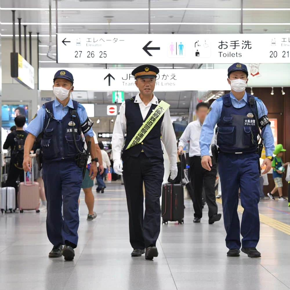 大阪府警察さんのインスタグラム写真 - (大阪府警察Instagram)「【鉄道施設の安全を守る】 大阪府警察鉄道警察隊は、令和5年9月4日、JR西日本新大阪駅の千成びょうたん前で合同セレモニーを開催しました。  鉄道警察隊では、令和5年9月4日から13日までの間、大阪府鉄道警察連絡協議会に加盟する各鉄道事業者の駅13駅周辺において、列車内における痴漢等性犯罪の撲滅を目的に、「列車内安全活動強化期間」に伴う啓発活動を実施します。  #大阪府警察公式 #大阪府警察 #大阪府警 #府警 #警察 #おまわりさん #鉄道警察隊 #英真学園高等学校 #列車内安全活動強化期間 #啓発活動 #新大阪駅 #千成びょうたん前 #府民を守る」9月6日 17時48分 - fukei_koho