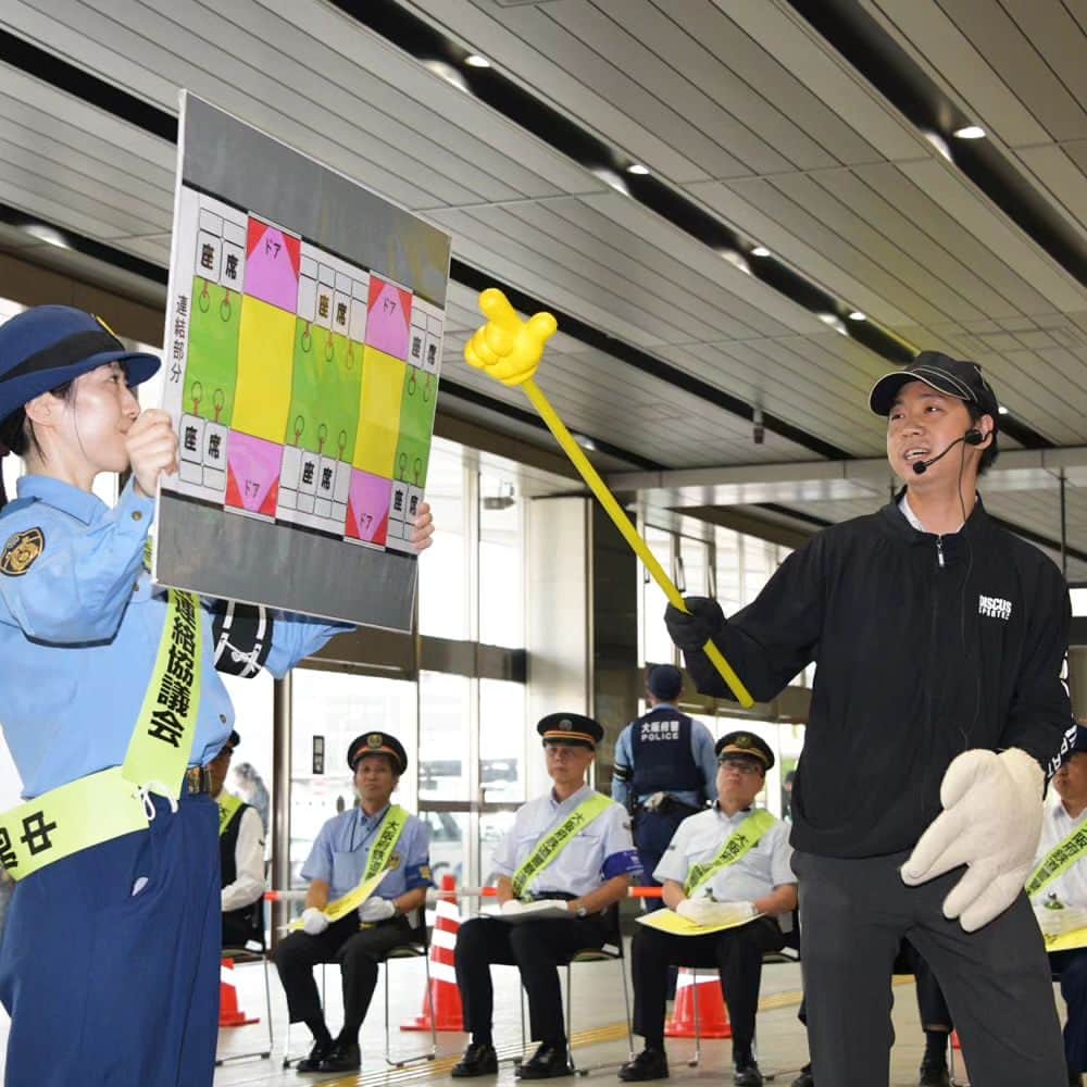 大阪府警察さんのインスタグラム写真 - (大阪府警察Instagram)「【鉄道施設の安全を守る】 大阪府警察鉄道警察隊は、令和5年9月4日、JR西日本新大阪駅の千成びょうたん前で合同セレモニーを開催しました。  鉄道警察隊では、令和5年9月4日から13日までの間、大阪府鉄道警察連絡協議会に加盟する各鉄道事業者の駅13駅周辺において、列車内における痴漢等性犯罪の撲滅を目的に、「列車内安全活動強化期間」に伴う啓発活動を実施します。  #大阪府警察公式 #大阪府警察 #大阪府警 #府警 #警察 #おまわりさん #鉄道警察隊 #英真学園高等学校 #列車内安全活動強化期間 #啓発活動 #新大阪駅 #千成びょうたん前 #府民を守る」9月6日 17時48分 - fukei_koho