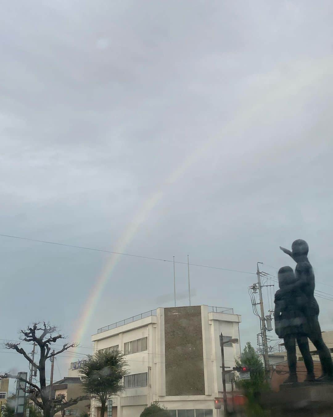 タテタカコさんのインスタグラム写真 - (タテタカコInstagram)「虹を見てあわてて撮ったら、偶然🌈の銅像さんも見てました。」9月6日 17時47分 - tatetakako