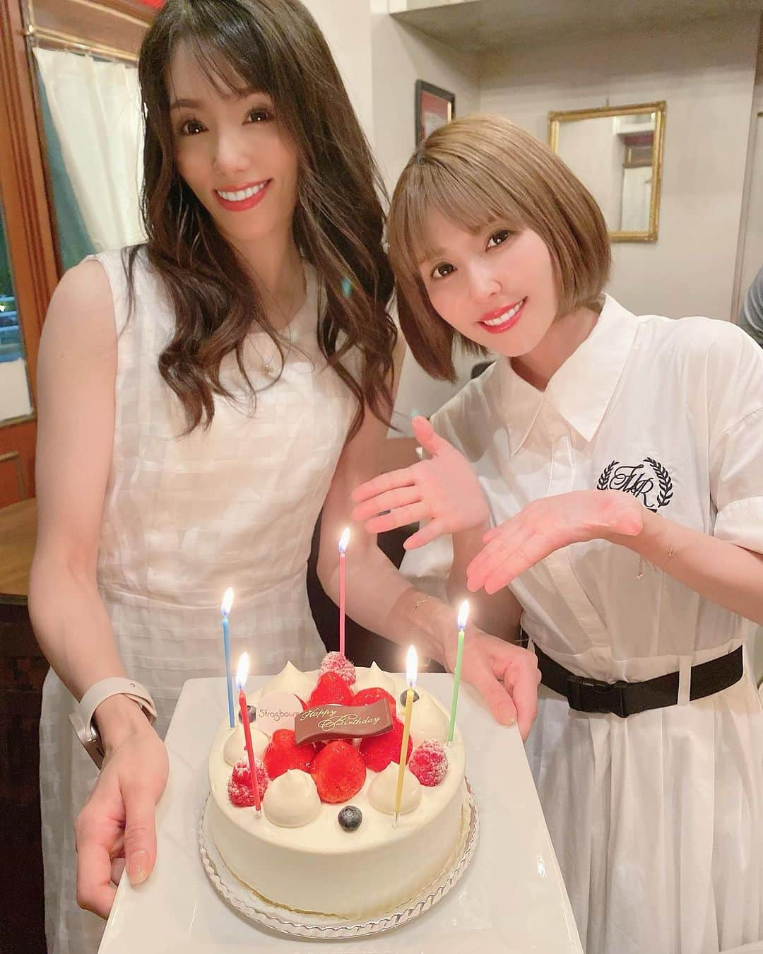 井上直美さんのインスタグラム写真 - (井上直美Instagram)「昨日はハニーのお店へ♡ 今年の誕生日をお祝い出来なかったのが心残りで3ヶ月も経ってしまったので「何でもない日おめでとうぅ〜」になってしまいましたがケーキでお祝♡ 相変わらず知的で勘が良過ぎてそして美しい。最強です！！！！  　#お誕生日　#何でもない日おめでとう　#釣りガール　#花音たん」9月6日 17時40分 - naochingyo