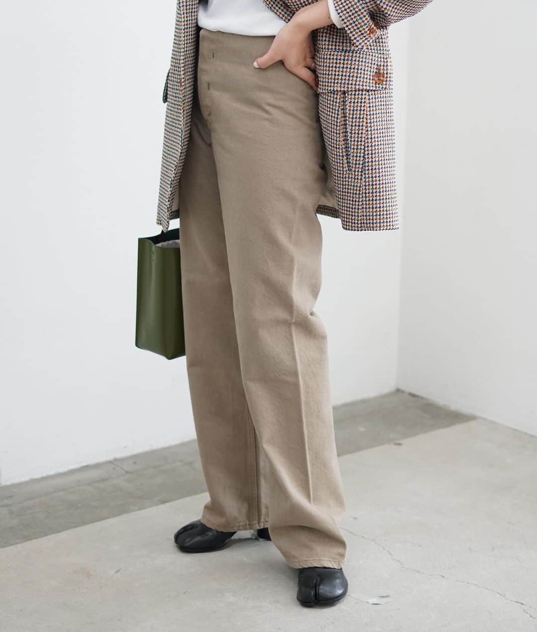 【ANN DE ARKさんのインスタグラム写真 - (【ANN DE ARKInstagram)「⁡ 【styling】 ⁡ jacket : #beautifulpeople  inner: #overneath  pants: #seya  bag: #marni  shoes: #maisonmargiela  ⁡ ⁡ 詳しくはオフィシャルサイト【ARKnets】にて。 ■商品や通信販売に関しまして ご不明な点がございましたらお気軽にお問い合わせください。 ----------------------------------- オフィシャルサイトの在庫と店頭在庫は共有しております。 商品に関しましては、お気軽にコメントや店舗までお問い合わせください。 ⬇︎⬇︎⬇︎ @ann_de_ark  @arknets_official ⁡ #fashion #栃木 #宇都宮 #ショップ #セレクトショップ　#arknets #anndeark # ⁡ -----------------------------------」9月6日 17時42分 - ann_de_ark