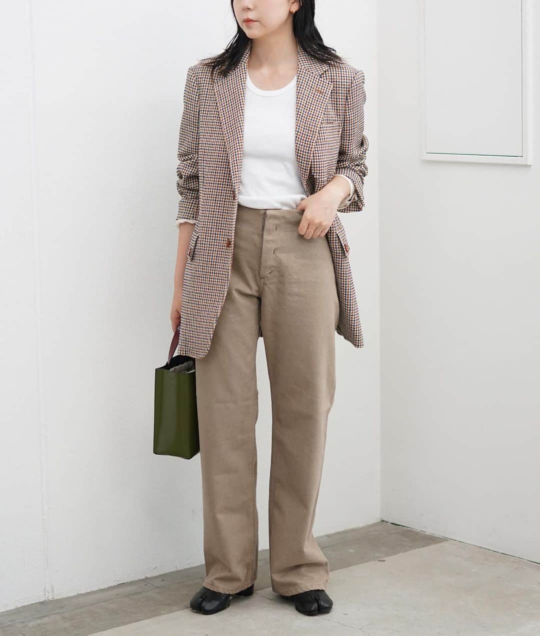 のインスタグラム：「⁡ 【styling】 ⁡ jacket : #beautifulpeople  inner: #overneath  pants: #seya  bag: #marni  shoes: #maisonmargiela  ⁡ ⁡ 詳しくはオフィシャルサイト【ARKnets】にて。 ■商品や通信販売に関しまして ご不明な点がございましたらお気軽にお問い合わせください。 ----------------------------------- オフィシャルサイトの在庫と店頭在庫は共有しております。 商品に関しましては、お気軽にコメントや店舗までお問い合わせください。 ⬇︎⬇︎⬇︎ @ann_de_ark  @arknets_official ⁡ #fashion #栃木 #宇都宮 #ショップ #セレクトショップ　#arknets #anndeark # ⁡ -----------------------------------」