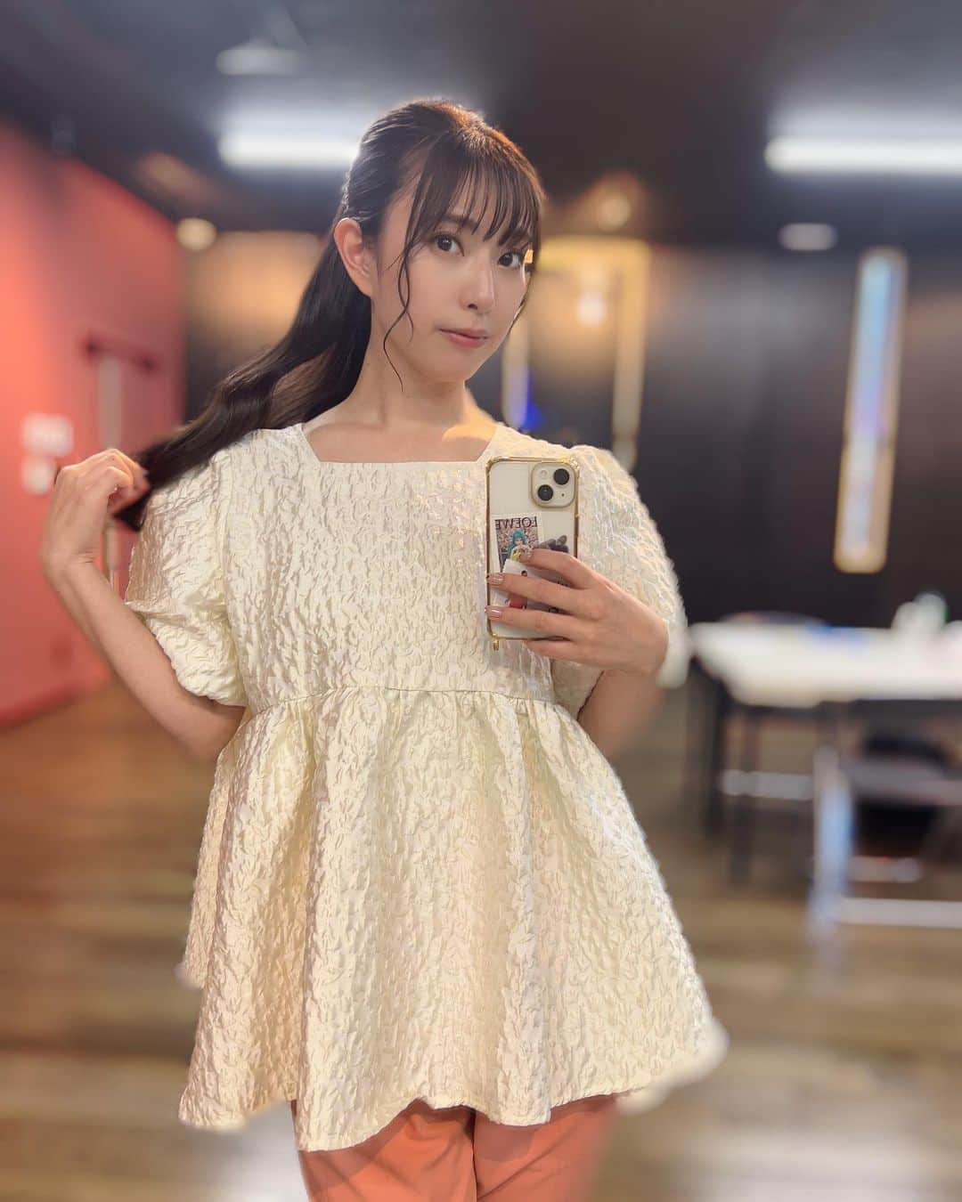 藤井香愛のインスタグラム：「ふんわり系女子🍑  birthdaybash @birthdaybashshop  のジャガードぺプラムバックリボントップス🎀 後ろから見ても可愛い😉  パンツは10年くらい前(‼️)のMURUA @murua_official です👍 色が可愛いからずっと履いてるけどそろそろ穴空いてたりしないか不安（笑）  本番前なので髪が伸びてます💁🏻‍♀️  #藤井香愛　#夢告鳥　#歌謡曲　#徳間ジャパン　#私服　#birthdaybashshop #murua #ポニーテール #ふんわり女子コーデ #ホワイトコーデ　#ピンク　#サーモンピンク　#ホワイト」