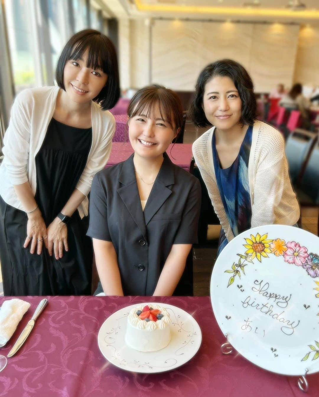 野中藍さんのインスタグラム写真 - (野中藍Instagram)「🎂✨ 少し前になるのですが、 うりょっちとみほちゃんがお誕生日をお祝いしてくれました！  いつアップしよか迷ってるうちに、 だいぶ時間が経ってしまってました💦  心地よい木漏れ日が差し込む中、 季節を感じながら、 美味しいお料理を2人といただけて、 最高にステキなお祝いをしてもらいました…♡  そうです、2023年なので、 私は23歳になりました！ ママ友に「子供に本当の歳を言うとすぐ広まる」と聞いたので、我が家もふわっとさせることにしました！笑  帰りにみんなでパン屋さんに行ったのですが、出てくるところを撮られてて、さらに私カメラ目線！😂 それを話す時とか、なんてことない会話が面白い。  今年もありがとう😌  #時差投稿  #お誕生日のお祝い  #thanks」9月6日 17時49分 - ai_nonaka