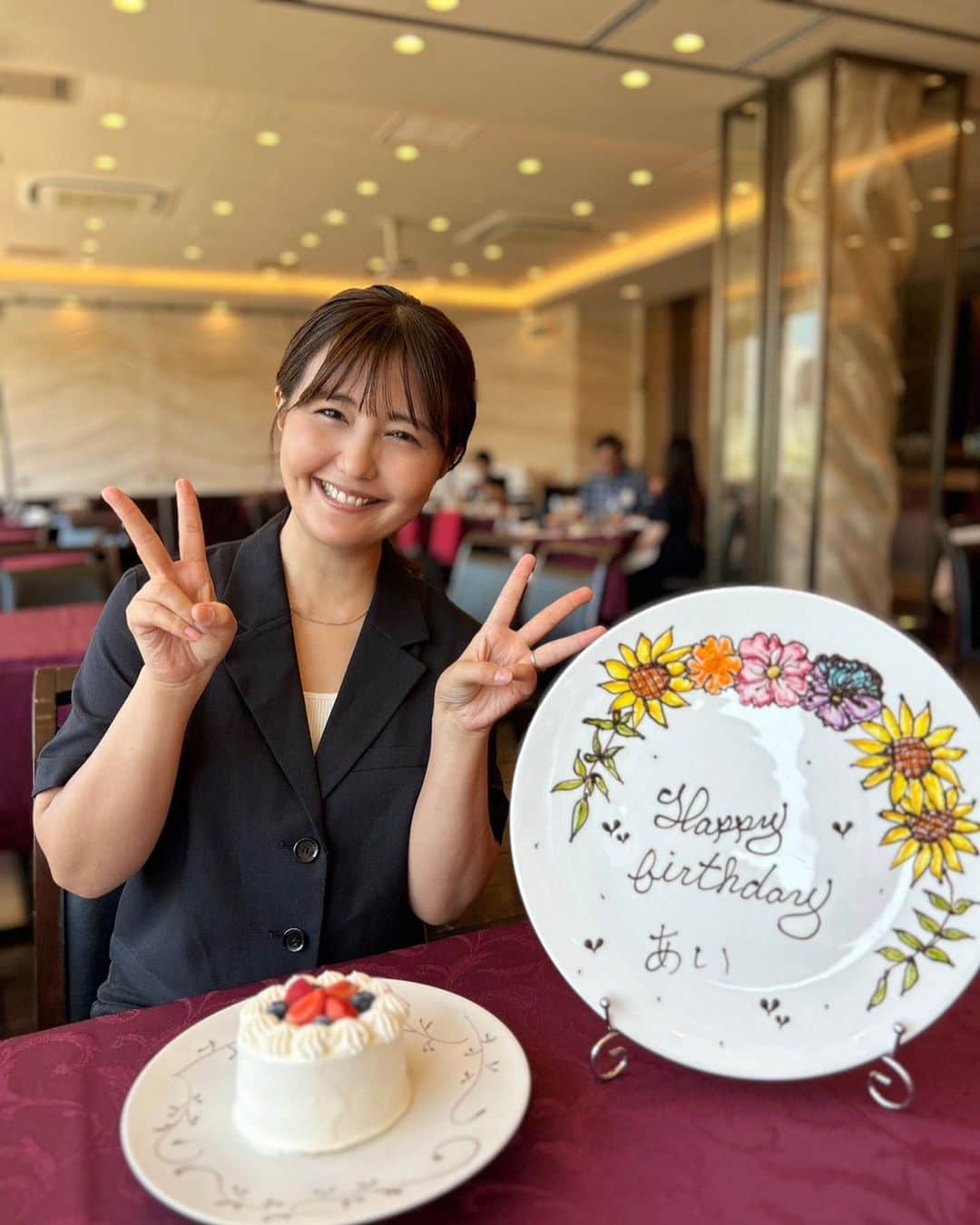 野中藍のインスタグラム：「🎂✨ 少し前になるのですが、 うりょっちとみほちゃんがお誕生日をお祝いしてくれました！  いつアップしよか迷ってるうちに、 だいぶ時間が経ってしまってました💦  心地よい木漏れ日が差し込む中、 季節を感じながら、 美味しいお料理を2人といただけて、 最高にステキなお祝いをしてもらいました…♡  そうです、2023年なので、 私は23歳になりました！ ママ友に「子供に本当の歳を言うとすぐ広まる」と聞いたので、我が家もふわっとさせることにしました！笑  帰りにみんなでパン屋さんに行ったのですが、出てくるところを撮られてて、さらに私カメラ目線！😂 それを話す時とか、なんてことない会話が面白い。  今年もありがとう😌  #時差投稿  #お誕生日のお祝い  #thanks」