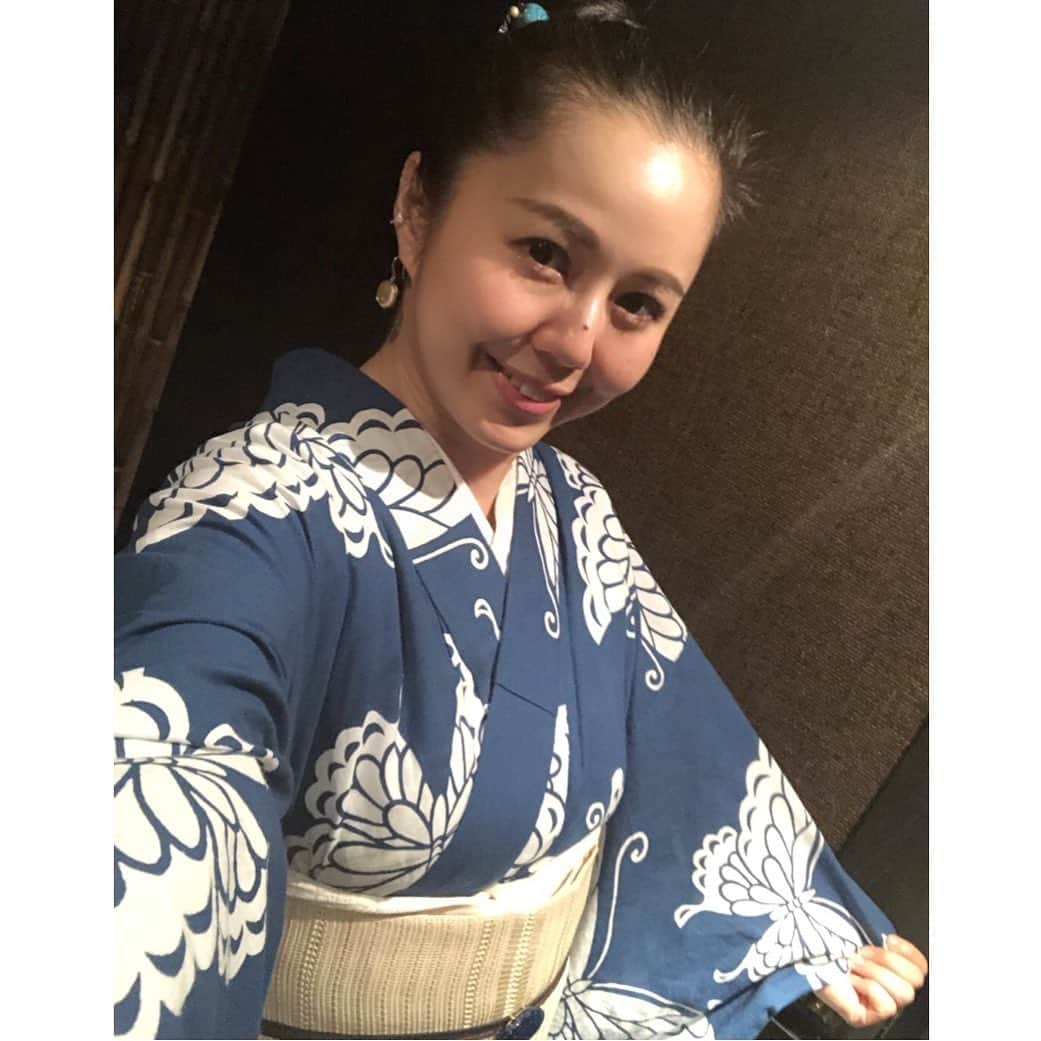 桂紗綾のインスタグラム：「襟入れて お着物風に 秋浴衣  ちなみにこれは母が10代の頃に着ていた浴衣だから、 50年ものです！ 和服って本当にすごいよね✨  #秋浴衣  #秋浴衣のススメ  #秋浴衣でお出かけ」