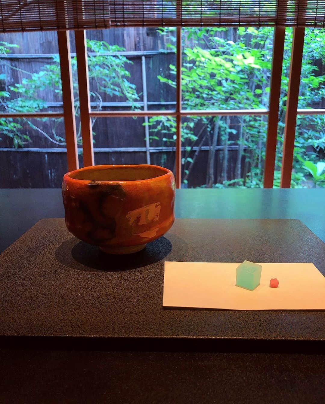 榊山敬代さんのインスタグラム写真 - (榊山敬代Instagram)「🍵🧊… ・ つづき  前日にクラブラウンジの マネージャーさまオスス メスポットを伺いました 国指定重要文化財志摩へ  江戸時代のままに残っている お茶屋の建物で二階を客間と し遊芸を主体としたお茶屋特 有の繊細で優美な造りとなっ てまして江戸時代へタイムス リップしたようなひと時の巻  江戸時代の人々はきっと 小柄だったんだろうなぁ と人のサイズ感も感じら れて不思議な体感でした  別棟の寒村庵では庭を 眺めながらお抹茶も頂 けまして心潤うひと時  金沢らしい貴重な スポットも鑑賞で き満足なのでした  つづく  #旅行 #旅 #travel #国指定重要文化財志摩 #初めて金沢満喫 #金沢 #kanazawa #interior #人生思い出づくり #毎日がスペシャル  #人生楽しもう #人生一度きり #日本画家 の #外出こんなもん #旅スタグラム」9月6日 17時52分 - sakakiyamatakayo