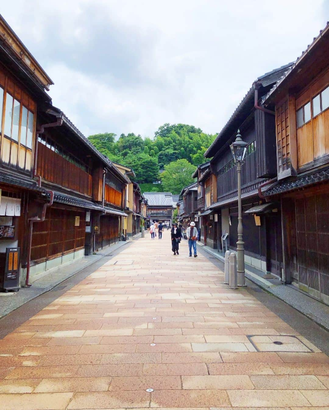 榊山敬代のインスタグラム：「🍵🧊… ・ つづき  前日にクラブラウンジの マネージャーさまオスス メスポットを伺いました 国指定重要文化財志摩へ  江戸時代のままに残っている お茶屋の建物で二階を客間と し遊芸を主体としたお茶屋特 有の繊細で優美な造りとなっ てまして江戸時代へタイムス リップしたようなひと時の巻  江戸時代の人々はきっと 小柄だったんだろうなぁ と人のサイズ感も感じら れて不思議な体感でした  別棟の寒村庵では庭を 眺めながらお抹茶も頂 けまして心潤うひと時  金沢らしい貴重な スポットも鑑賞で き満足なのでした  つづく  #旅行 #旅 #travel #国指定重要文化財志摩 #初めて金沢満喫 #金沢 #kanazawa #interior #人生思い出づくり #毎日がスペシャル  #人生楽しもう #人生一度きり #日本画家 の #外出こんなもん #旅スタグラム」