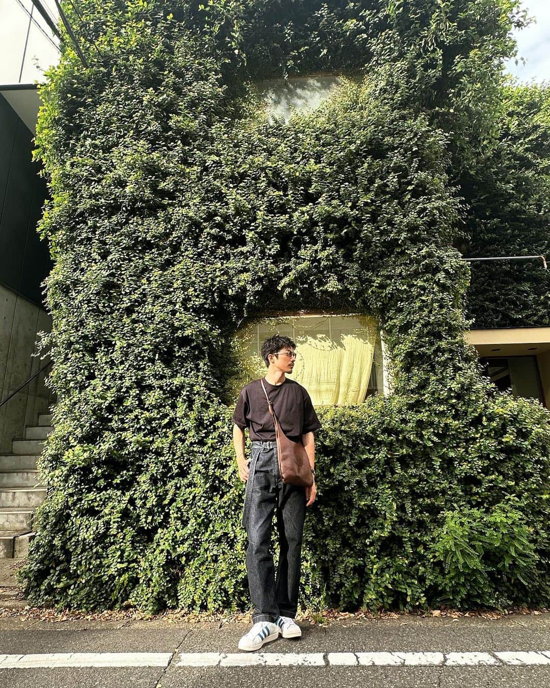 のインスタグラム：「まだまだ暑い日が続きますね☺︎  今日はblurhmsのパンツを主役にネイビーワントーン  これに革靴もありでしたね 　 補修クリームで治したNICENESSのバッグがさらに愛着湧いていい感じです☺︎☺︎☺︎  最近マイブームはちいかわです    pants:blurhms shoes: adidas eyewear: eyevan  #COMOLI#COMOLI好き#コモリ#auralee #ulterior#apresse #niceness#fashion#calvanklein #カルバンクライン#アプレッセ #アルテリア#一人暮らし#インテリア#韓国風#韓国好き#メガネ女子#メガネ好き#오오티디#패션 #일상룩코디 #데일리룩」
