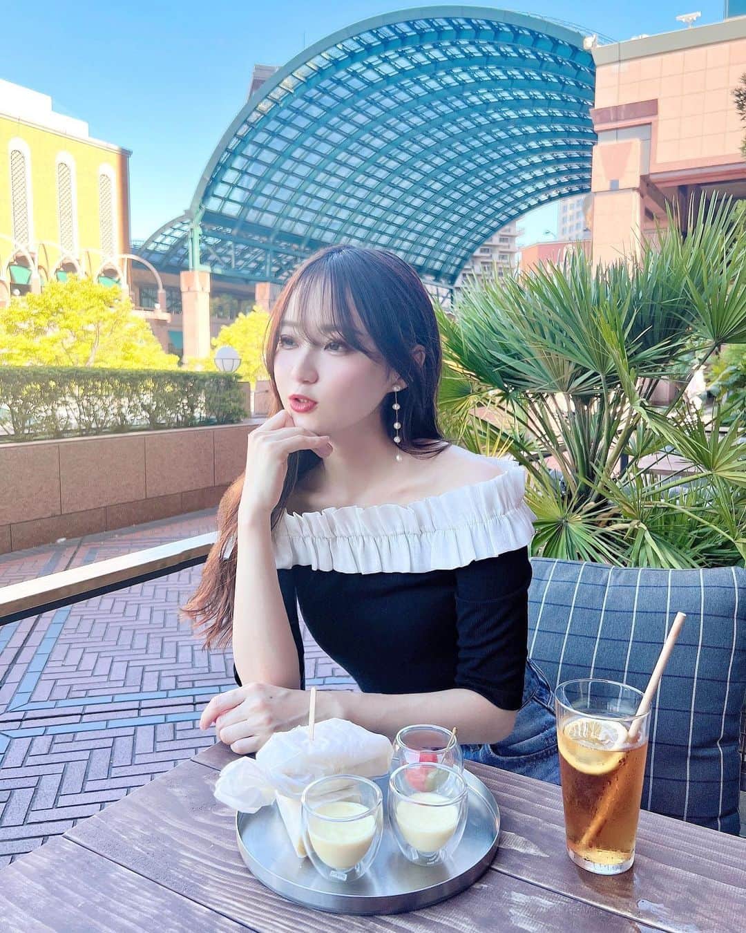 小越しほみさんのインスタグラム写真 - (小越しほみInstagram)「いよりんと @bluenote_place でお茶して 腰痛めそうなくらい笑った日🦭  むかしから笑っちゃいけない時に笑いがち… 笑いのツボ独特かもしれない🤫  ところで私話す時2枚の写真みたいな顔してる？笑  .  .  .  .  .  .  .  #bluenoteplace #ブルーノートプレイス #恵比寿ガーデンプレイス #恵比寿 #恵比寿カフェ #恵比寿グルメ #恵比寿ランチ #shein #カフェ #カフェ巡り #カフェランチ #テラス席 #テラス席があるお店 #カフェ活 #東京カフェ #カフェ好き #cafe #ランチ巡り #顔タイプフェミニン #顔タイプフェミニンコーデ #オフショルダー #オフショル #オフショルダートップス #秋コーデ #秋服コーデ #秋服」9月6日 17時55分 - shihomi1129