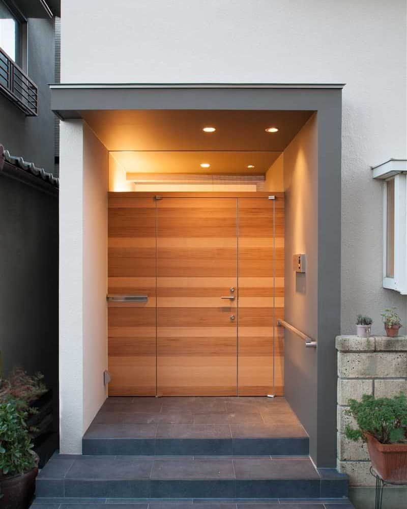 ミサオケンチクラボのインスタグラム：「春日丘の家リノベーション 道路に面した玄関を少しセットバックさせて入りやすくしました。 木製の製作玄関扉は袖壁と同材にし、スッキリとしたデザインにしました。  #シンプル #シンプルライフ #モダン #デザイン #建築 #建築家 #設計事務所 #住宅 #家 #マイホーム #リノベーション #リフォーム #癒やし#癒し #暮らし #生活 #暮らしを楽しむ #シンプルな暮らし #丁寧な暮らし #simple #architect  #architecture #design #home #外観」