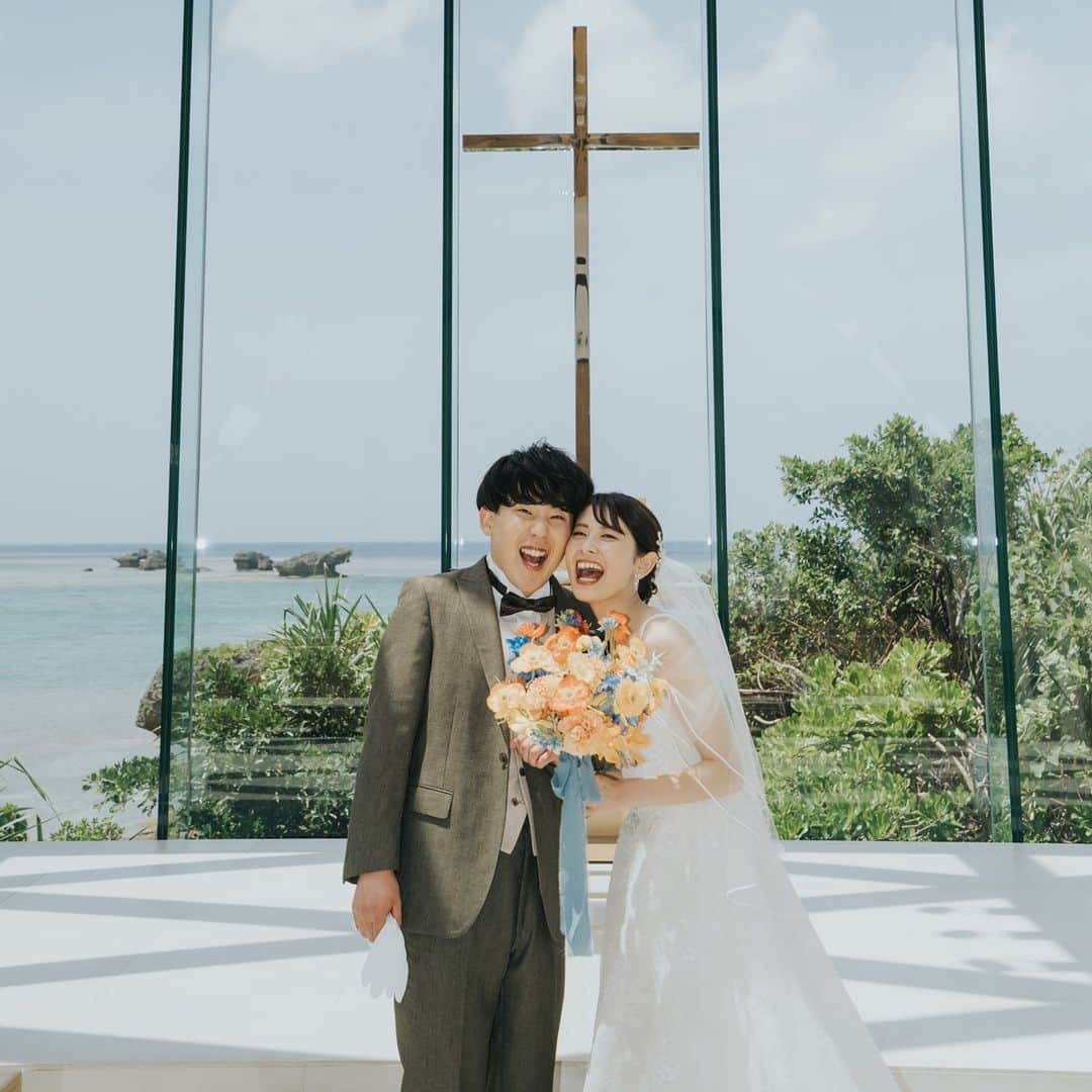 Wedding Park 公式さんのインスタグラム写真 - (Wedding Park 公式Instagram)「👑2023年8月のベストハナレポ💐  こんばんは！ウエディングパークのハナレポ編集部です💁‍♀️  2023年8月の #ベストハナレポ は  @juju1030_we  さんです✨  おめでとうございます！🎉  ハナレポのタイトルは『笑いあり、涙あり、踊りありのリゾートウェディング』。  『大好きな沖縄で、大好きな人たちに囲まれて こんなに幸せな日はないと本気で思いました。  天候も晴れで朝イチにテンション上がって叫んだ記憶があります笑 ゲストも誰一人欠けることなく当日を迎えられたことに対して感謝と、はるばる沖縄まで来てくれたことに対してとても感謝していました。  瀬良垣島教会は、当日に綺麗な沖縄の海やグリーンと撮影でき、リゾート感を楽しめるのと、ホテル内での撮影でホテル婚らしさも楽しめ、さらにチャペルが素敵というとってもgoodなポイントがあります♡  ファーストミートなどのお支度ショットの後、ロケーション撮影、ホテル内撮影しチャペル撮影という流れでした。 一瞬一瞬が最高に楽しくて口角が上がりっぱなしでした笑  挙式前に結の時間というファミリーミートができる時間があります。 そこでベールダウンやジャケットセレモニーを行いました。 最後のお支度を他のゲストがいない時にできて、家族みんなでグッときていました。  挙式開始し、バージンロードを父と歩く時に友人がほぼ泣いていて、友達たちの思い出をばーっと思い出して泣きそうになっていました。  挙式後はカクテルパーティでロケーションの良い中、 来てくれたゲストに一人一人感謝を伝えながらドリンクをお渡ししました。 ここでたくさんゲストとも話せたし、写真も撮れました！  私たちはヘアチェンジのため一度部屋に戻り、小休止。 ゲストはその間にパーティ会場に向かってくれていました。 エスコートカードにメッセージや、プロフィールブックなど準備期間中に作成したものを見て、みんなで色々話してくれてたと聞いて安心したのと、嬉しさがありました！  パーティはずっと最高に楽しくて、ゲスト一人一人と話せる時間もあり、少人数で結婚式を挙げるのは自分達に合っていたんだ！と、とても充実した時間でした。 パーティ中に沖縄ウェディングらしく、三線演奏を依頼していました。 これが最高で！！！！ みんな立ち上がり歌って踊って、一生の思い出になりました✌️  ムービーや花嫁の手紙では涙の場面がありました。 本当に涙あり、笑いありの素敵ずぎる結婚式になりました。  ゲスト、式場の方、旦那のおかげで人生で1番幸せな日を過ごせました。 瀬良垣島教会を選んで本当によかったです。』  そんなおふたりの想いが詰まった結婚式の魅力を、 紹介させていただいています❤︎ ぜひ見てみてください👰 https://www.weddingpark.net/magazine/9148/ ※もしくは「ウエディングパークマガジン」でGoogle検索！  ーーーーーー  💡この結婚式場を詳しく 瀬良垣島教会/アールイズ・ウエディング（沖縄県） https://s.weddingpark.net/00001eb5/  💐この結婚式を詳しく 式場決定の決め手から、 準備の実例までまるごとチェック✍ ▽ @juju1030_we さまのハナレポ！ https://s.weddingpark.net/hanarepo/15982/  ーーーーーー #ベストハナレポ にエントリーしよう👑  @weddingpark をフォロー ＋#ベストハナレポ をつけて 投稿してください♡  ベストハナレポに選ばれた花嫁さまは 月末に表彰投稿をさせていただいています♩  たくさんのご参加お待ちしています！  ーーーーーー #プレ花嫁 #式場探し  #ウエパ #ウエディングパーク #ハナレポ #結婚式準備レポ #会場装花 #結婚式テーマ #挙式ヘア #花嫁ヘア #リゾートウェディング #沖縄結婚式. #国内ウェディング ーーーーーー」9月6日 18時00分 - weddingpark