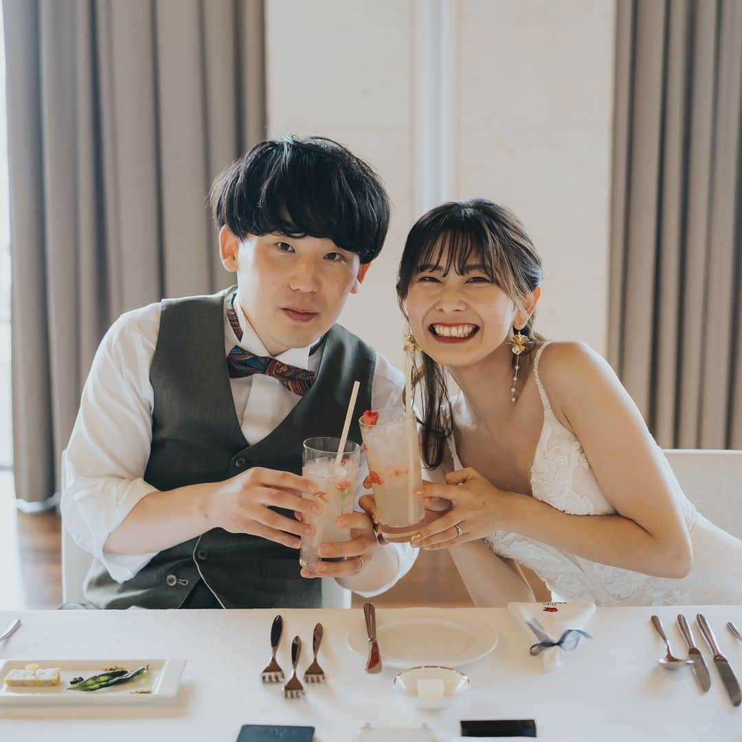 Wedding Park 公式さんのインスタグラム写真 - (Wedding Park 公式Instagram)「👑2023年8月のベストハナレポ💐  こんばんは！ウエディングパークのハナレポ編集部です💁‍♀️  2023年8月の #ベストハナレポ は  @juju1030_we  さんです✨  おめでとうございます！🎉  ハナレポのタイトルは『笑いあり、涙あり、踊りありのリゾートウェディング』。  『大好きな沖縄で、大好きな人たちに囲まれて こんなに幸せな日はないと本気で思いました。  天候も晴れで朝イチにテンション上がって叫んだ記憶があります笑 ゲストも誰一人欠けることなく当日を迎えられたことに対して感謝と、はるばる沖縄まで来てくれたことに対してとても感謝していました。  瀬良垣島教会は、当日に綺麗な沖縄の海やグリーンと撮影でき、リゾート感を楽しめるのと、ホテル内での撮影でホテル婚らしさも楽しめ、さらにチャペルが素敵というとってもgoodなポイントがあります♡  ファーストミートなどのお支度ショットの後、ロケーション撮影、ホテル内撮影しチャペル撮影という流れでした。 一瞬一瞬が最高に楽しくて口角が上がりっぱなしでした笑  挙式前に結の時間というファミリーミートができる時間があります。 そこでベールダウンやジャケットセレモニーを行いました。 最後のお支度を他のゲストがいない時にできて、家族みんなでグッときていました。  挙式開始し、バージンロードを父と歩く時に友人がほぼ泣いていて、友達たちの思い出をばーっと思い出して泣きそうになっていました。  挙式後はカクテルパーティでロケーションの良い中、 来てくれたゲストに一人一人感謝を伝えながらドリンクをお渡ししました。 ここでたくさんゲストとも話せたし、写真も撮れました！  私たちはヘアチェンジのため一度部屋に戻り、小休止。 ゲストはその間にパーティ会場に向かってくれていました。 エスコートカードにメッセージや、プロフィールブックなど準備期間中に作成したものを見て、みんなで色々話してくれてたと聞いて安心したのと、嬉しさがありました！  パーティはずっと最高に楽しくて、ゲスト一人一人と話せる時間もあり、少人数で結婚式を挙げるのは自分達に合っていたんだ！と、とても充実した時間でした。 パーティ中に沖縄ウェディングらしく、三線演奏を依頼していました。 これが最高で！！！！ みんな立ち上がり歌って踊って、一生の思い出になりました✌️  ムービーや花嫁の手紙では涙の場面がありました。 本当に涙あり、笑いありの素敵ずぎる結婚式になりました。  ゲスト、式場の方、旦那のおかげで人生で1番幸せな日を過ごせました。 瀬良垣島教会を選んで本当によかったです。』  そんなおふたりの想いが詰まった結婚式の魅力を、 紹介させていただいています❤︎ ぜひ見てみてください👰 https://www.weddingpark.net/magazine/9148/ ※もしくは「ウエディングパークマガジン」でGoogle検索！  ーーーーーー  💡この結婚式場を詳しく 瀬良垣島教会/アールイズ・ウエディング（沖縄県） https://s.weddingpark.net/00001eb5/  💐この結婚式を詳しく 式場決定の決め手から、 準備の実例までまるごとチェック✍ ▽ @juju1030_we さまのハナレポ！ https://s.weddingpark.net/hanarepo/15982/  ーーーーーー #ベストハナレポ にエントリーしよう👑  @weddingpark をフォロー ＋#ベストハナレポ をつけて 投稿してください♡  ベストハナレポに選ばれた花嫁さまは 月末に表彰投稿をさせていただいています♩  たくさんのご参加お待ちしています！  ーーーーーー #プレ花嫁 #式場探し  #ウエパ #ウエディングパーク #ハナレポ #結婚式準備レポ #会場装花 #結婚式テーマ #挙式ヘア #花嫁ヘア #リゾートウェディング #沖縄結婚式. #国内ウェディング ーーーーーー」9月6日 18時00分 - weddingpark