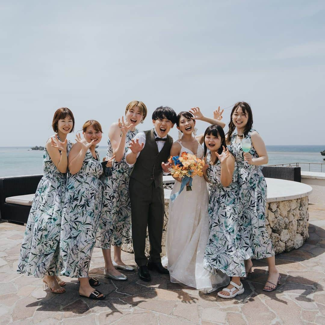 Wedding Park 公式さんのインスタグラム写真 - (Wedding Park 公式Instagram)「👑2023年8月のベストハナレポ💐  こんばんは！ウエディングパークのハナレポ編集部です💁‍♀️  2023年8月の #ベストハナレポ は  @juju1030_we  さんです✨  おめでとうございます！🎉  ハナレポのタイトルは『笑いあり、涙あり、踊りありのリゾートウェディング』。  『大好きな沖縄で、大好きな人たちに囲まれて こんなに幸せな日はないと本気で思いました。  天候も晴れで朝イチにテンション上がって叫んだ記憶があります笑 ゲストも誰一人欠けることなく当日を迎えられたことに対して感謝と、はるばる沖縄まで来てくれたことに対してとても感謝していました。  瀬良垣島教会は、当日に綺麗な沖縄の海やグリーンと撮影でき、リゾート感を楽しめるのと、ホテル内での撮影でホテル婚らしさも楽しめ、さらにチャペルが素敵というとってもgoodなポイントがあります♡  ファーストミートなどのお支度ショットの後、ロケーション撮影、ホテル内撮影しチャペル撮影という流れでした。 一瞬一瞬が最高に楽しくて口角が上がりっぱなしでした笑  挙式前に結の時間というファミリーミートができる時間があります。 そこでベールダウンやジャケットセレモニーを行いました。 最後のお支度を他のゲストがいない時にできて、家族みんなでグッときていました。  挙式開始し、バージンロードを父と歩く時に友人がほぼ泣いていて、友達たちの思い出をばーっと思い出して泣きそうになっていました。  挙式後はカクテルパーティでロケーションの良い中、 来てくれたゲストに一人一人感謝を伝えながらドリンクをお渡ししました。 ここでたくさんゲストとも話せたし、写真も撮れました！  私たちはヘアチェンジのため一度部屋に戻り、小休止。 ゲストはその間にパーティ会場に向かってくれていました。 エスコートカードにメッセージや、プロフィールブックなど準備期間中に作成したものを見て、みんなで色々話してくれてたと聞いて安心したのと、嬉しさがありました！  パーティはずっと最高に楽しくて、ゲスト一人一人と話せる時間もあり、少人数で結婚式を挙げるのは自分達に合っていたんだ！と、とても充実した時間でした。 パーティ中に沖縄ウェディングらしく、三線演奏を依頼していました。 これが最高で！！！！ みんな立ち上がり歌って踊って、一生の思い出になりました✌️  ムービーや花嫁の手紙では涙の場面がありました。 本当に涙あり、笑いありの素敵ずぎる結婚式になりました。  ゲスト、式場の方、旦那のおかげで人生で1番幸せな日を過ごせました。 瀬良垣島教会を選んで本当によかったです。』  そんなおふたりの想いが詰まった結婚式の魅力を、 紹介させていただいています❤︎ ぜひ見てみてください👰 https://www.weddingpark.net/magazine/9148/ ※もしくは「ウエディングパークマガジン」でGoogle検索！  ーーーーーー  💡この結婚式場を詳しく 瀬良垣島教会/アールイズ・ウエディング（沖縄県） https://s.weddingpark.net/00001eb5/  💐この結婚式を詳しく 式場決定の決め手から、 準備の実例までまるごとチェック✍ ▽ @juju1030_we さまのハナレポ！ https://s.weddingpark.net/hanarepo/15982/  ーーーーーー #ベストハナレポ にエントリーしよう👑  @weddingpark をフォロー ＋#ベストハナレポ をつけて 投稿してください♡  ベストハナレポに選ばれた花嫁さまは 月末に表彰投稿をさせていただいています♩  たくさんのご参加お待ちしています！  ーーーーーー #プレ花嫁 #式場探し  #ウエパ #ウエディングパーク #ハナレポ #結婚式準備レポ #会場装花 #結婚式テーマ #挙式ヘア #花嫁ヘア #リゾートウェディング #沖縄結婚式. #国内ウェディング ーーーーーー」9月6日 18時00分 - weddingpark