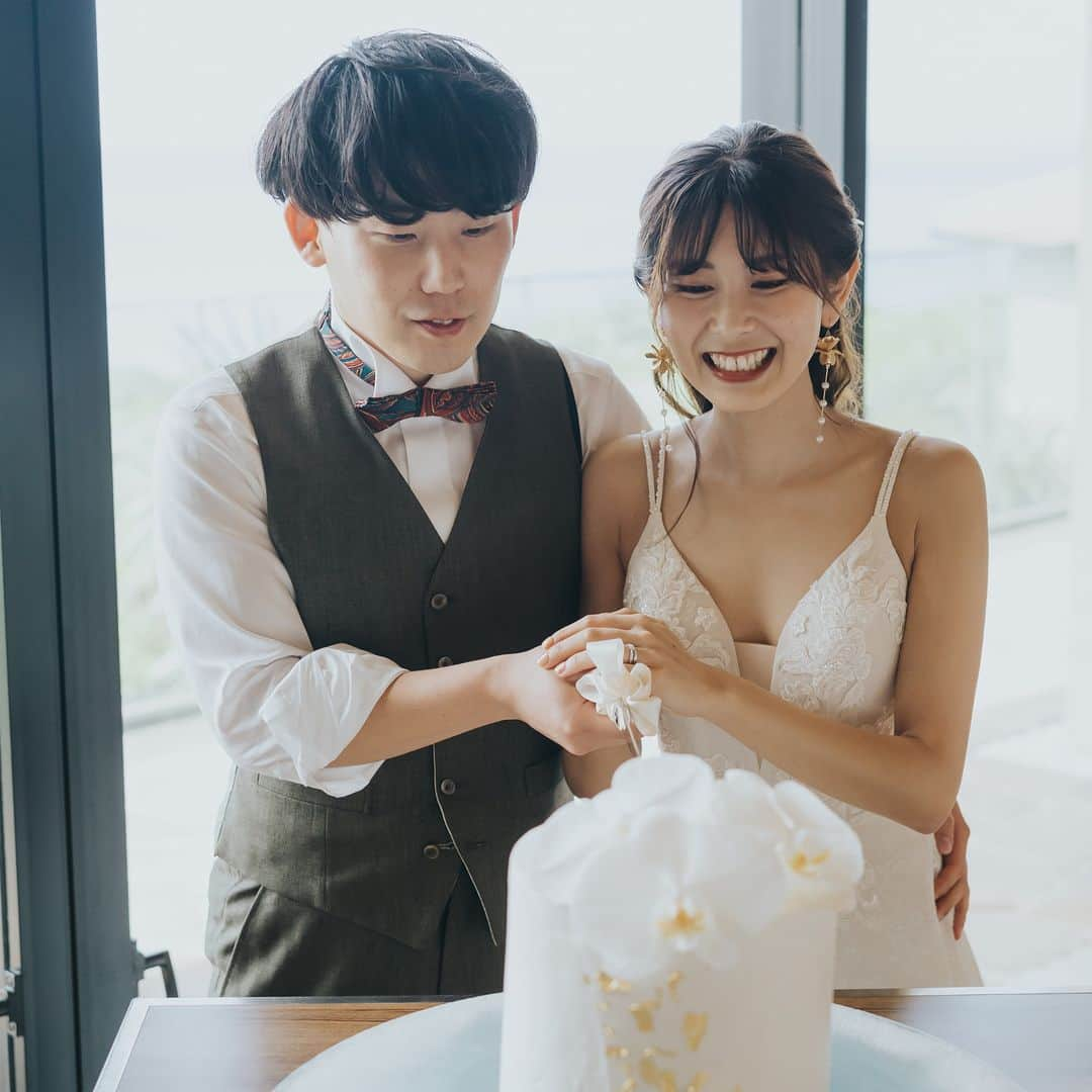 Wedding Park 公式さんのインスタグラム写真 - (Wedding Park 公式Instagram)「👑2023年8月のベストハナレポ💐  こんばんは！ウエディングパークのハナレポ編集部です💁‍♀️  2023年8月の #ベストハナレポ は  @juju1030_we  さんです✨  おめでとうございます！🎉  ハナレポのタイトルは『笑いあり、涙あり、踊りありのリゾートウェディング』。  『大好きな沖縄で、大好きな人たちに囲まれて こんなに幸せな日はないと本気で思いました。  天候も晴れで朝イチにテンション上がって叫んだ記憶があります笑 ゲストも誰一人欠けることなく当日を迎えられたことに対して感謝と、はるばる沖縄まで来てくれたことに対してとても感謝していました。  瀬良垣島教会は、当日に綺麗な沖縄の海やグリーンと撮影でき、リゾート感を楽しめるのと、ホテル内での撮影でホテル婚らしさも楽しめ、さらにチャペルが素敵というとってもgoodなポイントがあります♡  ファーストミートなどのお支度ショットの後、ロケーション撮影、ホテル内撮影しチャペル撮影という流れでした。 一瞬一瞬が最高に楽しくて口角が上がりっぱなしでした笑  挙式前に結の時間というファミリーミートができる時間があります。 そこでベールダウンやジャケットセレモニーを行いました。 最後のお支度を他のゲストがいない時にできて、家族みんなでグッときていました。  挙式開始し、バージンロードを父と歩く時に友人がほぼ泣いていて、友達たちの思い出をばーっと思い出して泣きそうになっていました。  挙式後はカクテルパーティでロケーションの良い中、 来てくれたゲストに一人一人感謝を伝えながらドリンクをお渡ししました。 ここでたくさんゲストとも話せたし、写真も撮れました！  私たちはヘアチェンジのため一度部屋に戻り、小休止。 ゲストはその間にパーティ会場に向かってくれていました。 エスコートカードにメッセージや、プロフィールブックなど準備期間中に作成したものを見て、みんなで色々話してくれてたと聞いて安心したのと、嬉しさがありました！  パーティはずっと最高に楽しくて、ゲスト一人一人と話せる時間もあり、少人数で結婚式を挙げるのは自分達に合っていたんだ！と、とても充実した時間でした。 パーティ中に沖縄ウェディングらしく、三線演奏を依頼していました。 これが最高で！！！！ みんな立ち上がり歌って踊って、一生の思い出になりました✌️  ムービーや花嫁の手紙では涙の場面がありました。 本当に涙あり、笑いありの素敵ずぎる結婚式になりました。  ゲスト、式場の方、旦那のおかげで人生で1番幸せな日を過ごせました。 瀬良垣島教会を選んで本当によかったです。』  そんなおふたりの想いが詰まった結婚式の魅力を、 紹介させていただいています❤︎ ぜひ見てみてください👰 https://www.weddingpark.net/magazine/9148/ ※もしくは「ウエディングパークマガジン」でGoogle検索！  ーーーーーー  💡この結婚式場を詳しく 瀬良垣島教会/アールイズ・ウエディング（沖縄県） https://s.weddingpark.net/00001eb5/  💐この結婚式を詳しく 式場決定の決め手から、 準備の実例までまるごとチェック✍ ▽ @juju1030_we さまのハナレポ！ https://s.weddingpark.net/hanarepo/15982/  ーーーーーー #ベストハナレポ にエントリーしよう👑  @weddingpark をフォロー ＋#ベストハナレポ をつけて 投稿してください♡  ベストハナレポに選ばれた花嫁さまは 月末に表彰投稿をさせていただいています♩  たくさんのご参加お待ちしています！  ーーーーーー #プレ花嫁 #式場探し  #ウエパ #ウエディングパーク #ハナレポ #結婚式準備レポ #会場装花 #結婚式テーマ #挙式ヘア #花嫁ヘア #リゾートウェディング #沖縄結婚式. #国内ウェディング ーーーーーー」9月6日 18時00分 - weddingpark